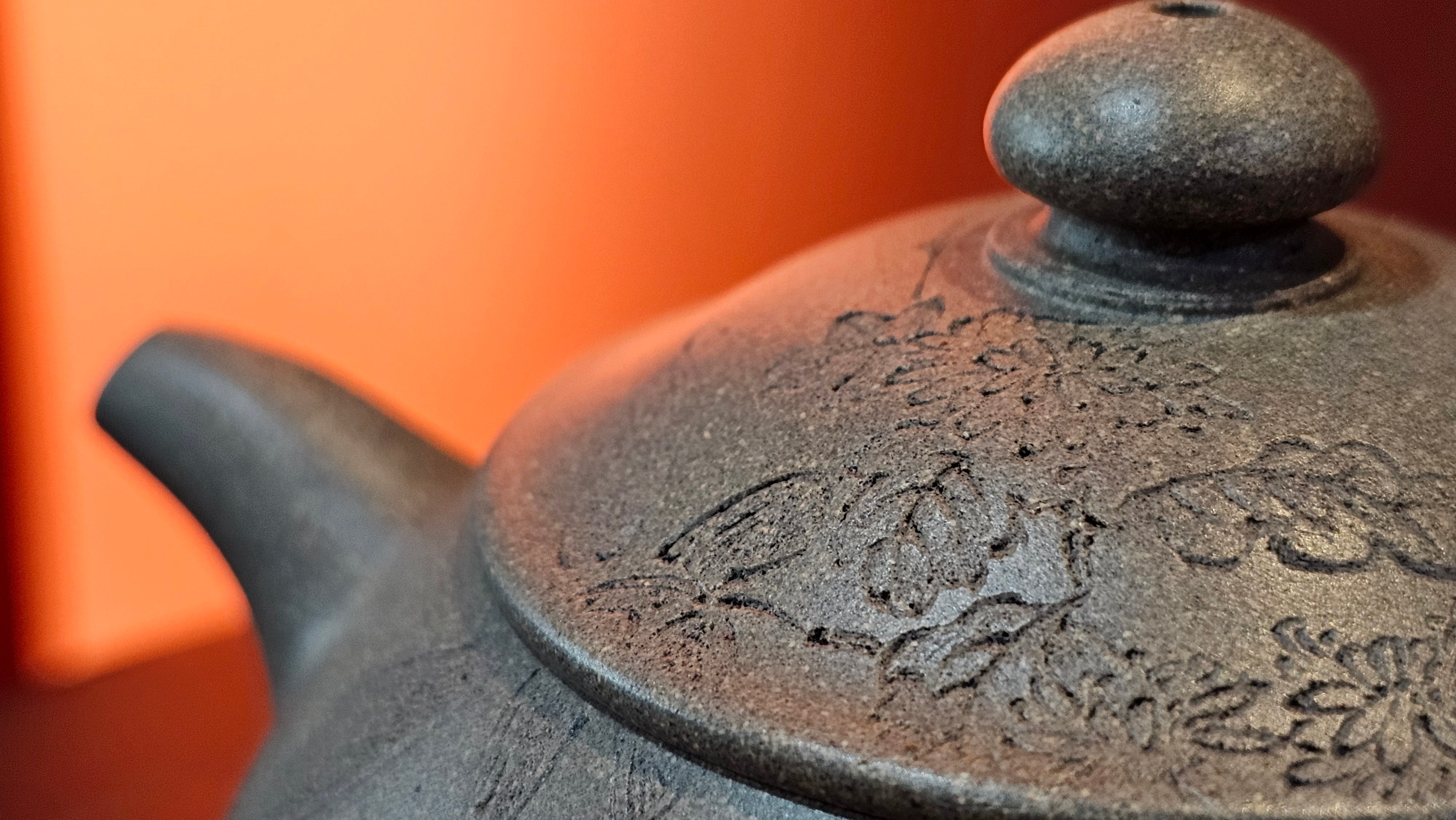 Ban Yue Hu《半月壶》~ "Half Moon Pot", 133.7ml, Qing Hui Duan 青灰段泥, by our Craftsman Zhang Huan 张欢, "Qing Gong Tu" 清供图 Engraving by Craftsman Nan Shan Lao Ren 南山老人 ~!Congratulations to Mr J.S.! 1114hrs 15th August 2025, Chicago, IL!