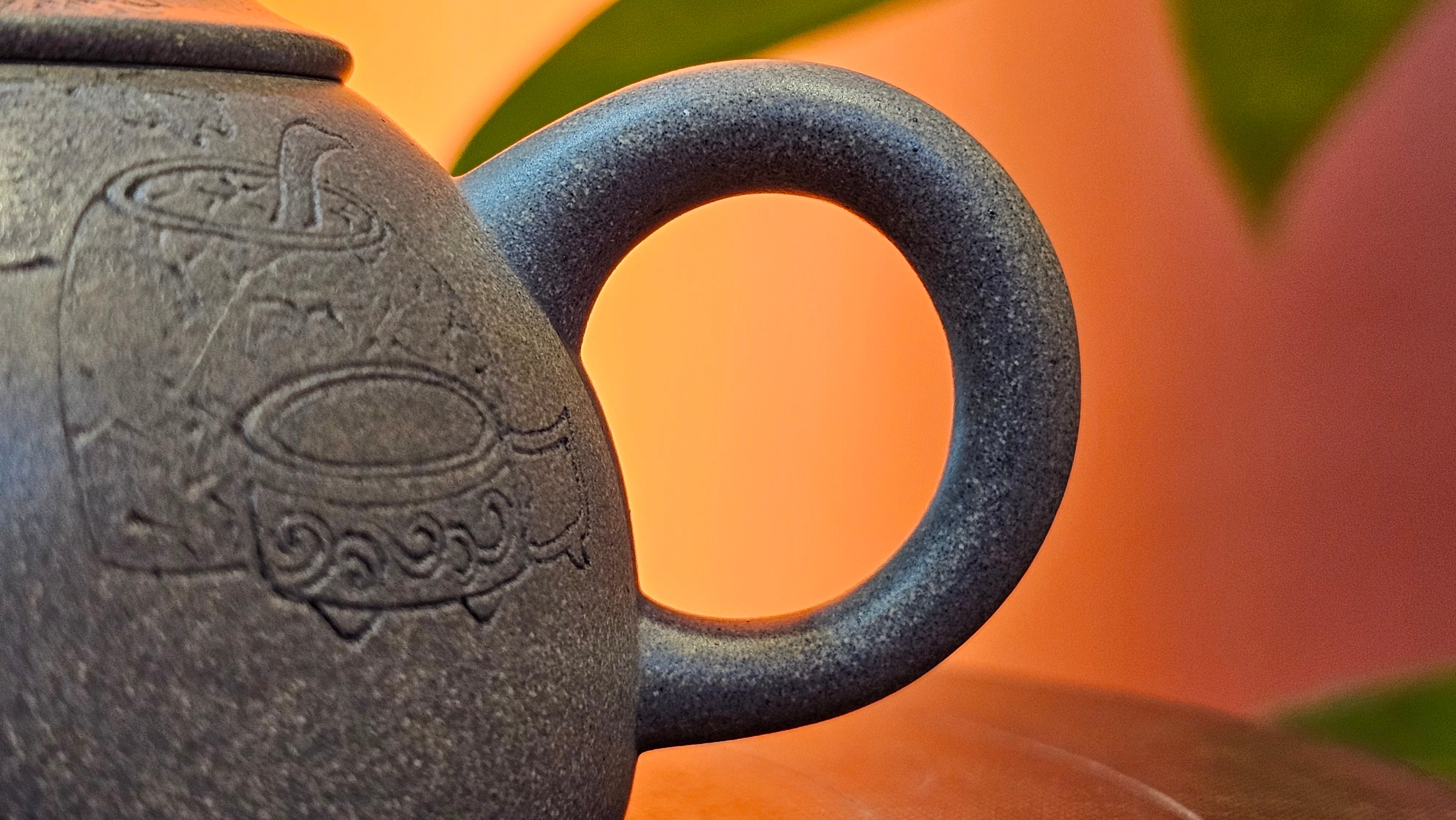 Ban Yue Hu《半月壶》~ "Half Moon Pot", 133.7ml, Qing Hui Duan 青灰段泥, by our Craftsman Zhang Huan 张欢, "Qing Gong Tu" 清供图 Engraving by Craftsman Nan Shan Lao Ren 南山老人 ~!Congratulations to Mr J.S.! 1114hrs 15th August 2025, Chicago, IL!