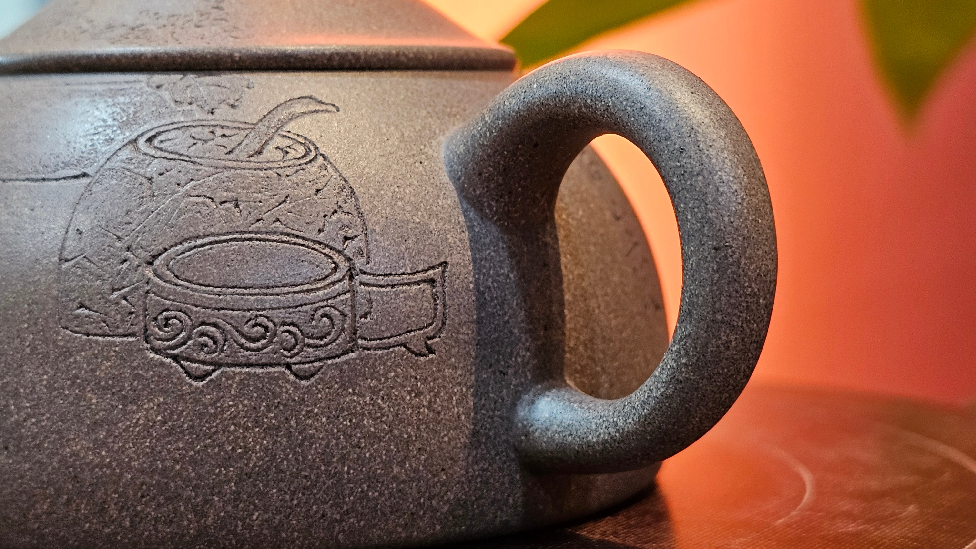 Ban Yue Hu《半月壶》~ "Half Moon Pot", 133.7ml, Qing Hui Duan 青灰段泥, by our Craftsman Zhang Huan 张欢, "Qing Gong Tu" 清供图 Engraving by Craftsman Nan Shan Lao Ren 南山老人 ~!Congratulations to Mr J.S.! 1114hrs 15th August 2025, Chicago, IL!