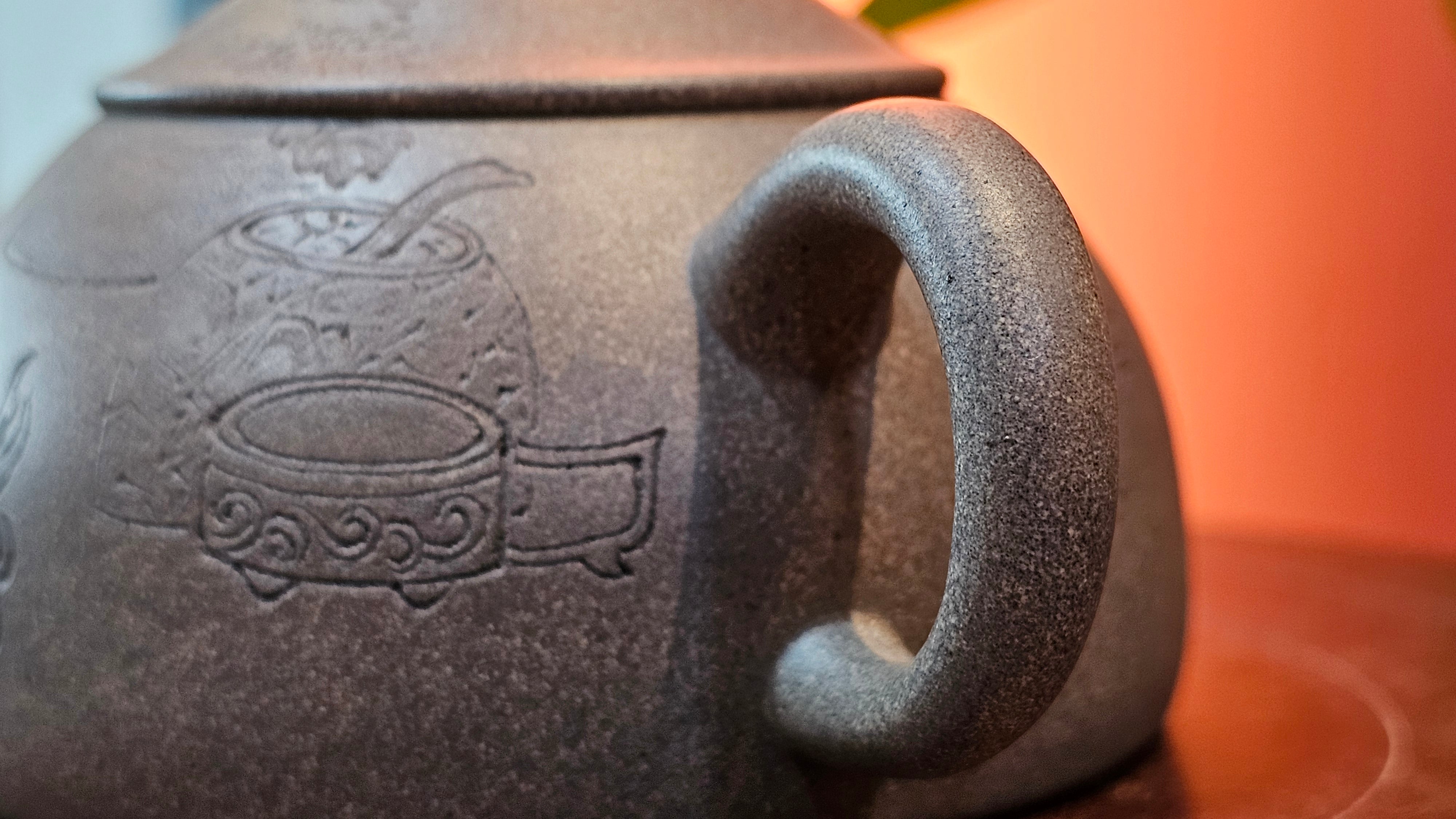 Ban Yue Hu《半月壶》~ "Half Moon Pot", 133.7ml, Qing Hui Duan 青灰段泥, by our Craftsman Zhang Huan 张欢, "Qing Gong Tu" 清供图 Engraving by Craftsman Nan Shan Lao Ren 南山老人 ~!Congratulations to Mr J.S.! 1114hrs 15th August 2025, Chicago, IL!