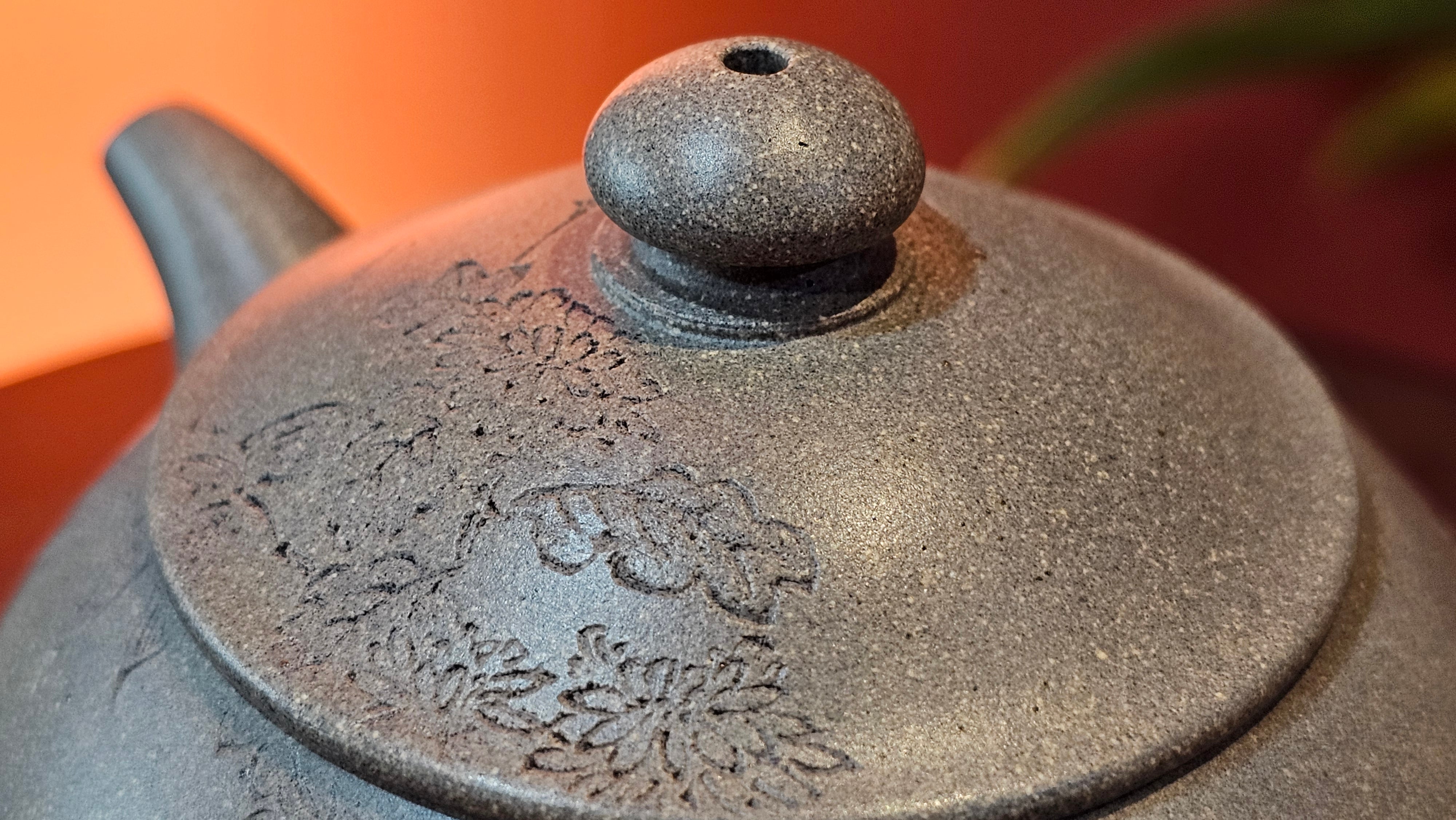 Ban Yue Hu《半月壶》~ "Half Moon Pot", 133.7ml, Qing Hui Duan 青灰段泥, by our Craftsman Zhang Huan 张欢, "Qing Gong Tu" 清供图 Engraving by Craftsman Nan Shan Lao Ren 南山老人 ~!Congratulations to Mr J.S.! 1114hrs 15th August 2025, Chicago, IL!