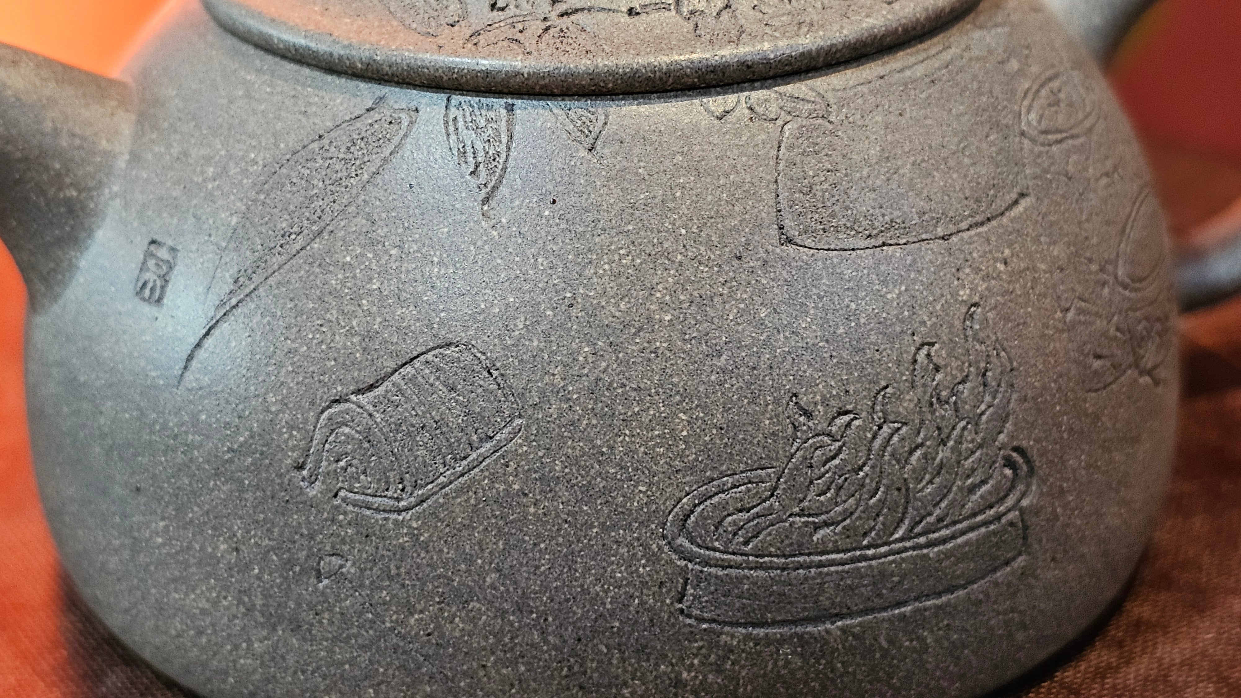 Ban Yue Hu《半月壶》~ "Half Moon Pot", 133.7ml, Qing Hui Duan 青灰段泥, by our Craftsman Zhang Huan 张欢, "Qing Gong Tu" 清供图 Engraving by Craftsman Nan Shan Lao Ren 南山老人 ~!Congratulations to Mr J.S.! 1114hrs 15th August 2025, Chicago, IL!