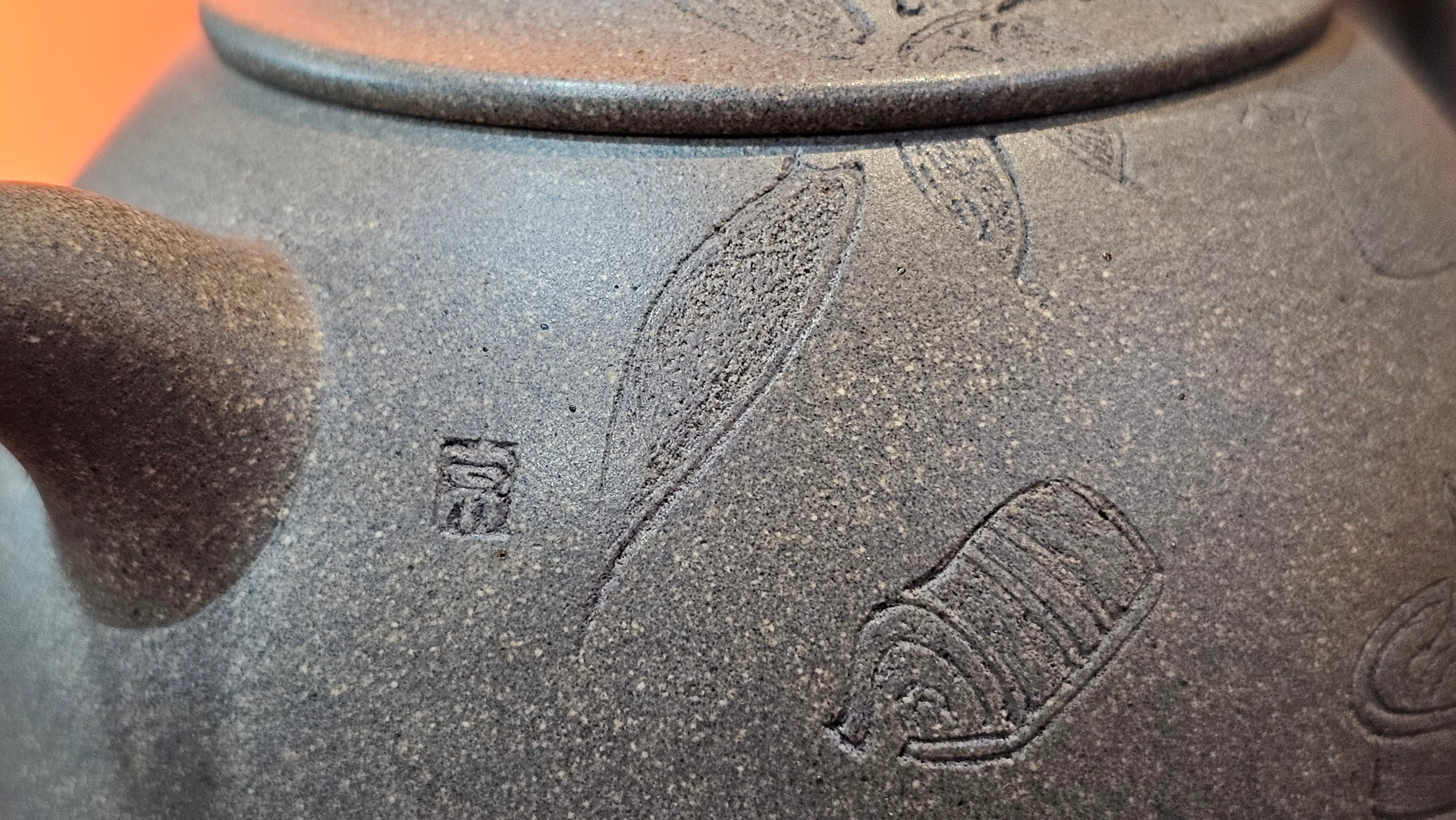 Ban Yue Hu《半月壶》~ "Half Moon Pot", 133.7ml, Qing Hui Duan 青灰段泥, by our Craftsman Zhang Huan 张欢, "Qing Gong Tu" 清供图 Engraving by Craftsman Nan Shan Lao Ren 南山老人 ~!Congratulations to Mr J.S.! 1114hrs 15th August 2025, Chicago, IL!