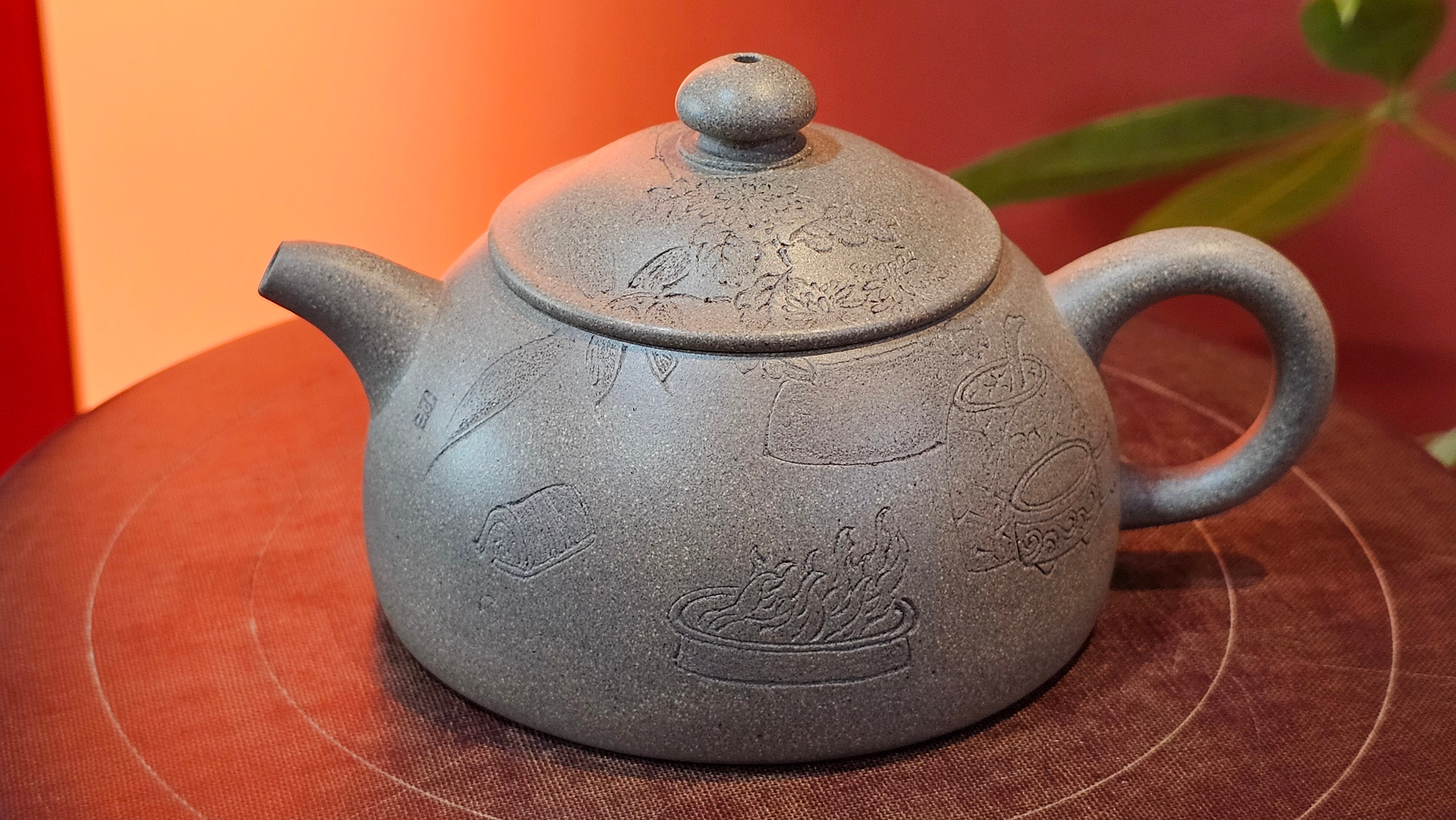 Ban Yue Hu《半月壶》~ "Half Moon Pot", 133.7ml, Qing Hui Duan 青灰段泥, by our Craftsman Zhang Huan 张欢, "Qing Gong Tu" 清供图 Engraving by Craftsman Nan Shan Lao Ren 南山老人 ~!Congratulations to Mr J.S.! 1114hrs 15th August 2025, Chicago, IL!