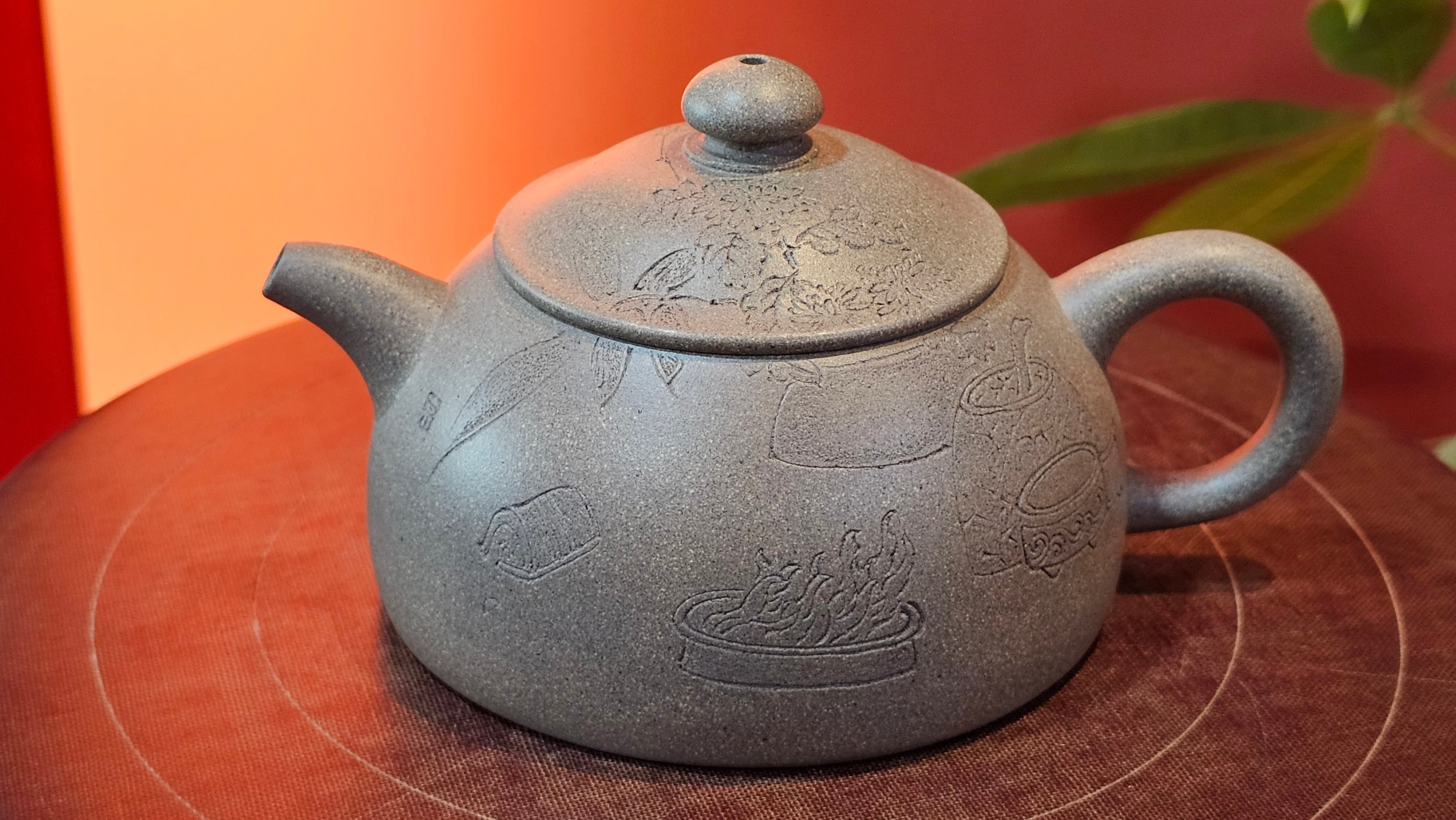 Ban Yue Hu《半月壶》~ "Half Moon Pot", 133.7ml, Qing Hui Duan 青灰段泥, by our Craftsman Zhang Huan 张欢, "Qing Gong Tu" 清供图 Engraving by Craftsman Nan Shan Lao Ren 南山老人 ~!Congratulations to Mr J.S.! 1114hrs 15th August 2025, Chicago, IL!