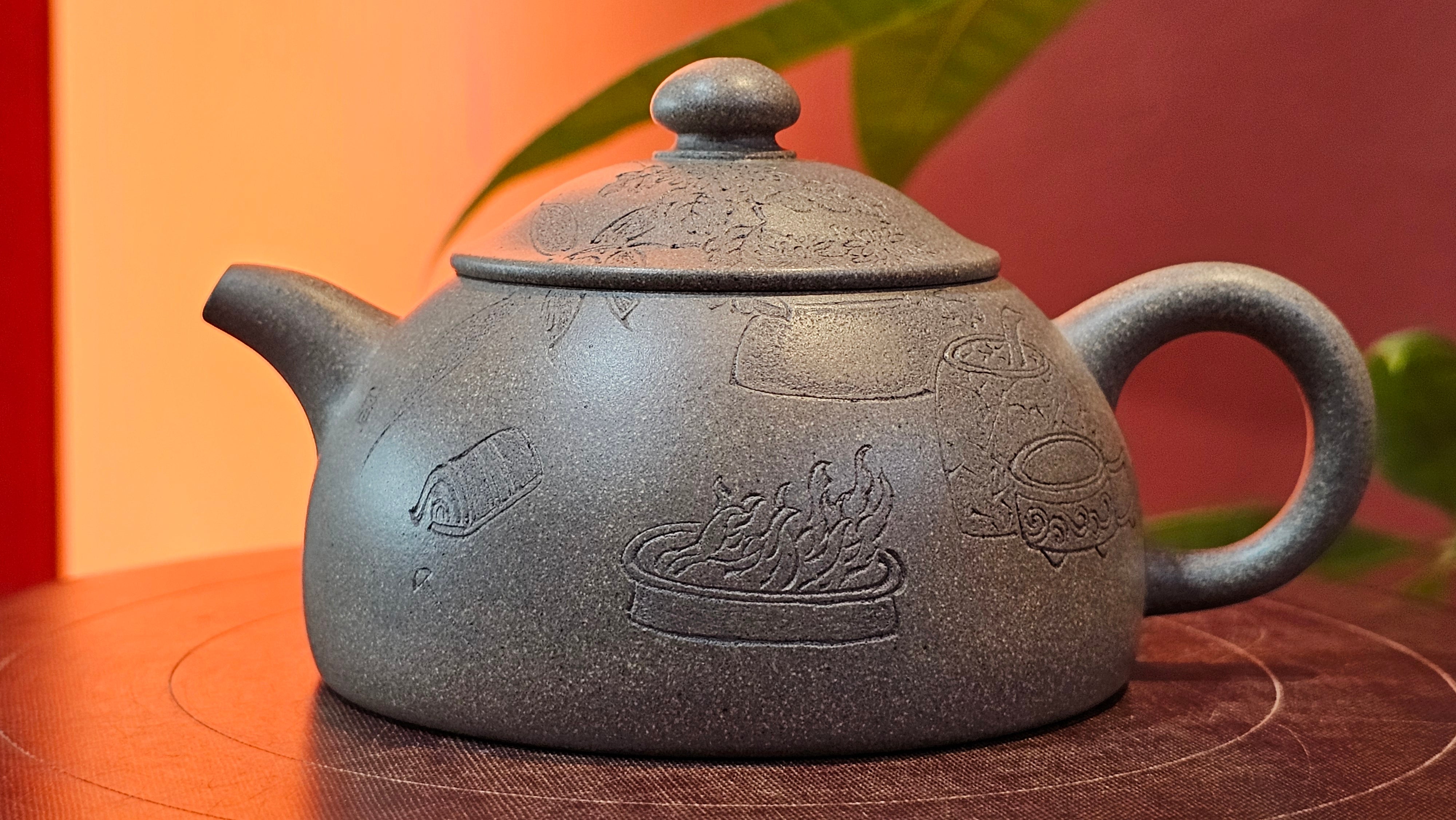 Ban Yue Hu《半月壶》~ "Half Moon Pot", 133.7ml, Qing Hui Duan 青灰段泥, by our Craftsman Zhang Huan 张欢, "Qing Gong Tu" 清供图 Engraving by Craftsman Nan Shan Lao Ren 南山老人 ~!Congratulations to Mr J.S.! 1114hrs 15th August 2025, Chicago, IL!