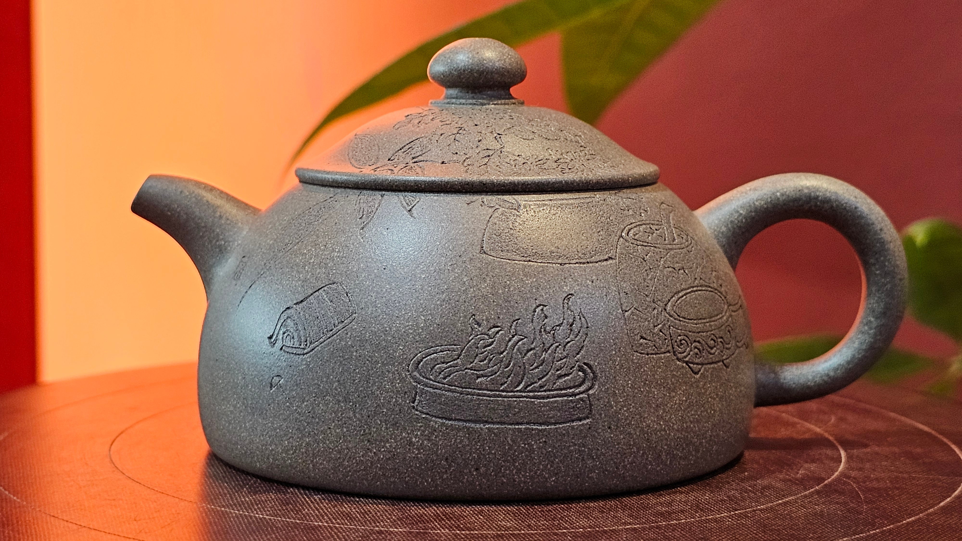 Ban Yue Hu《半月壶》~ "Half Moon Pot", 133.7ml, Qing Hui Duan 青灰段泥, by our Craftsman Zhang Huan 张欢, "Qing Gong Tu" 清供图 Engraving by Craftsman Nan Shan Lao Ren 南山老人 ~!Congratulations to Mr J.S.! 1114hrs 15th August 2025, Chicago, IL!