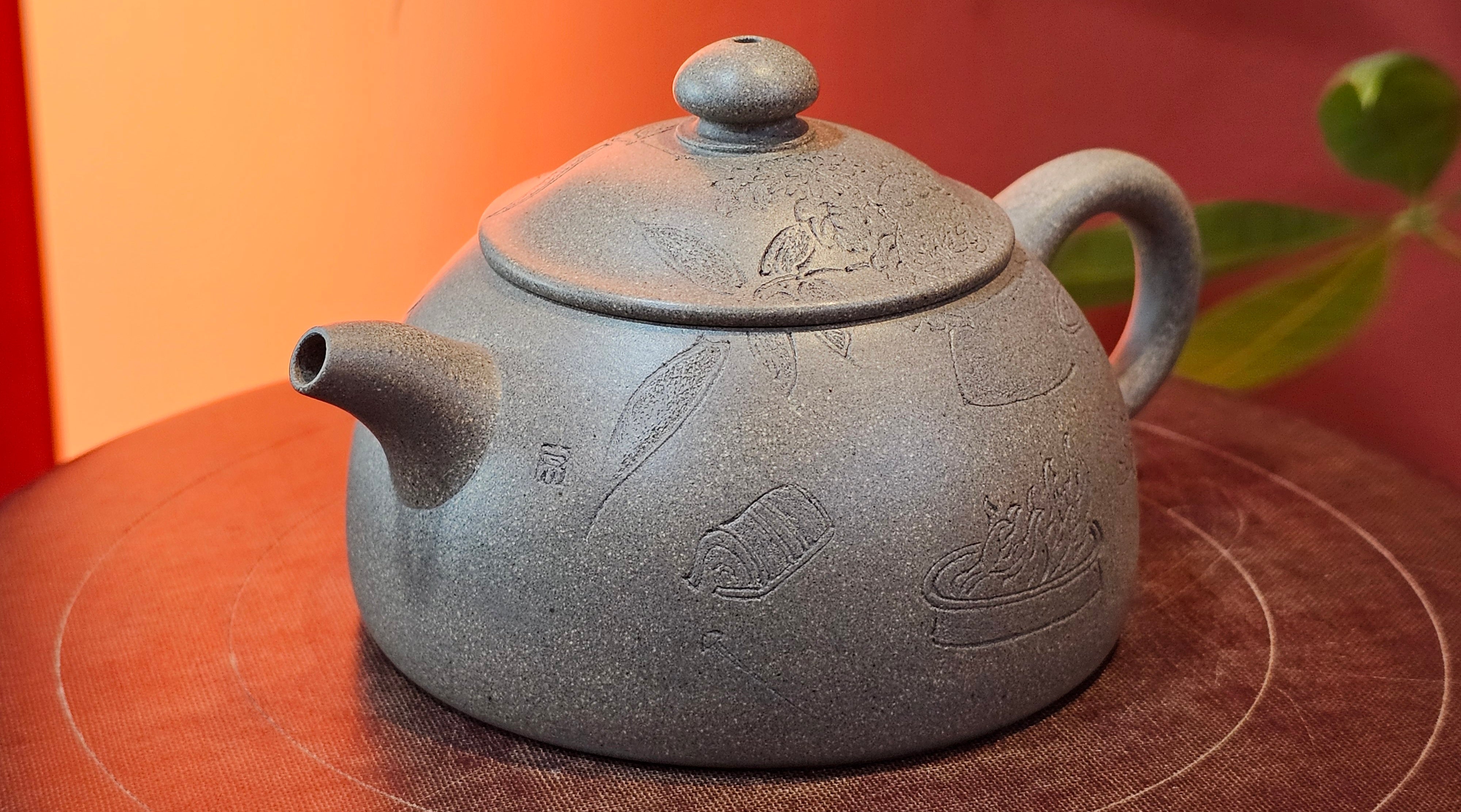 Ban Yue Hu《半月壶》~ "Half Moon Pot", 133.7ml, Qing Hui Duan 青灰段泥, by our Craftsman Zhang Huan 张欢, "Qing Gong Tu" 清供图 Engraving by Craftsman Nan Shan Lao Ren 南山老人 ~!Congratulations to Mr J.S.! 1114hrs 15th August 2025, Chicago, IL!