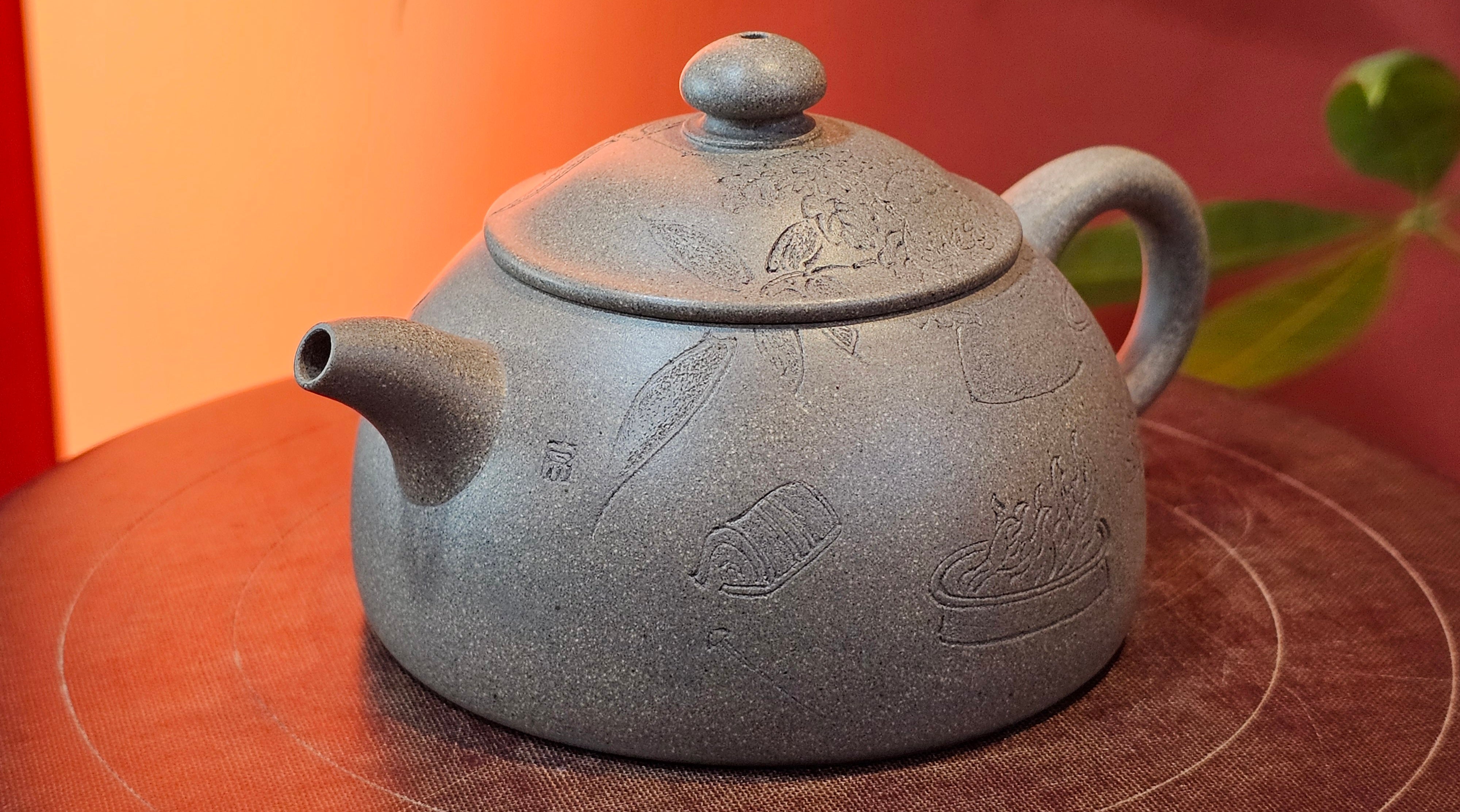 Ban Yue Hu《半月壶》~ "Half Moon Pot", 133.7ml, Qing Hui Duan 青灰段泥, by our Craftsman Zhang Huan 张欢, "Qing Gong Tu" 清供图 Engraving by Craftsman Nan Shan Lao Ren 南山老人 ~!Congratulations to Mr J.S.! 1114hrs 15th August 2025, Chicago, IL!