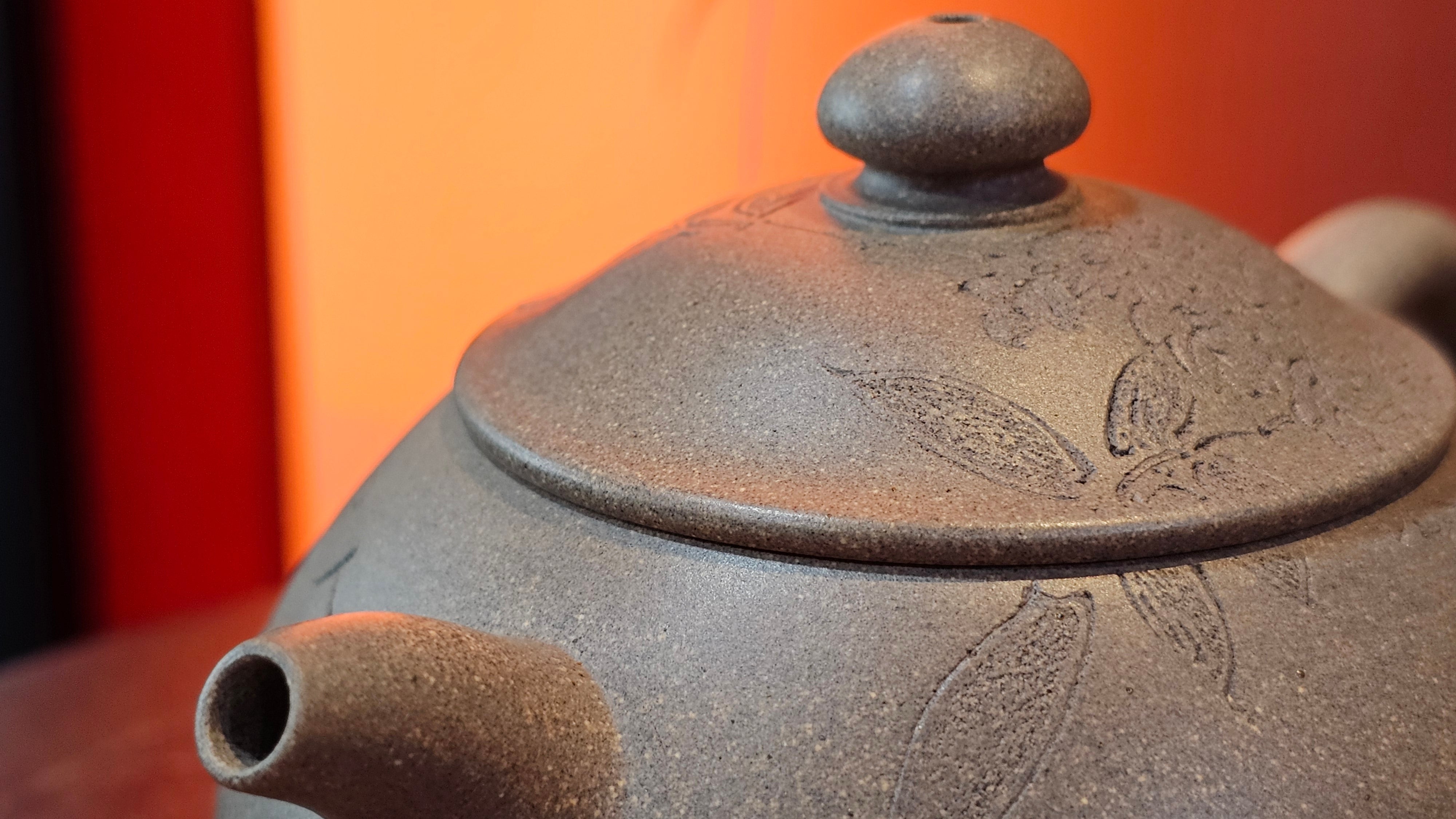 Ban Yue Hu《半月壶》~ "Half Moon Pot", 133.7ml, Qing Hui Duan 青灰段泥, by our Craftsman Zhang Huan 张欢, "Qing Gong Tu" 清供图 Engraving by Craftsman Nan Shan Lao Ren 南山老人 ~!Congratulations to Mr J.S.! 1114hrs 15th August 2025, Chicago, IL!