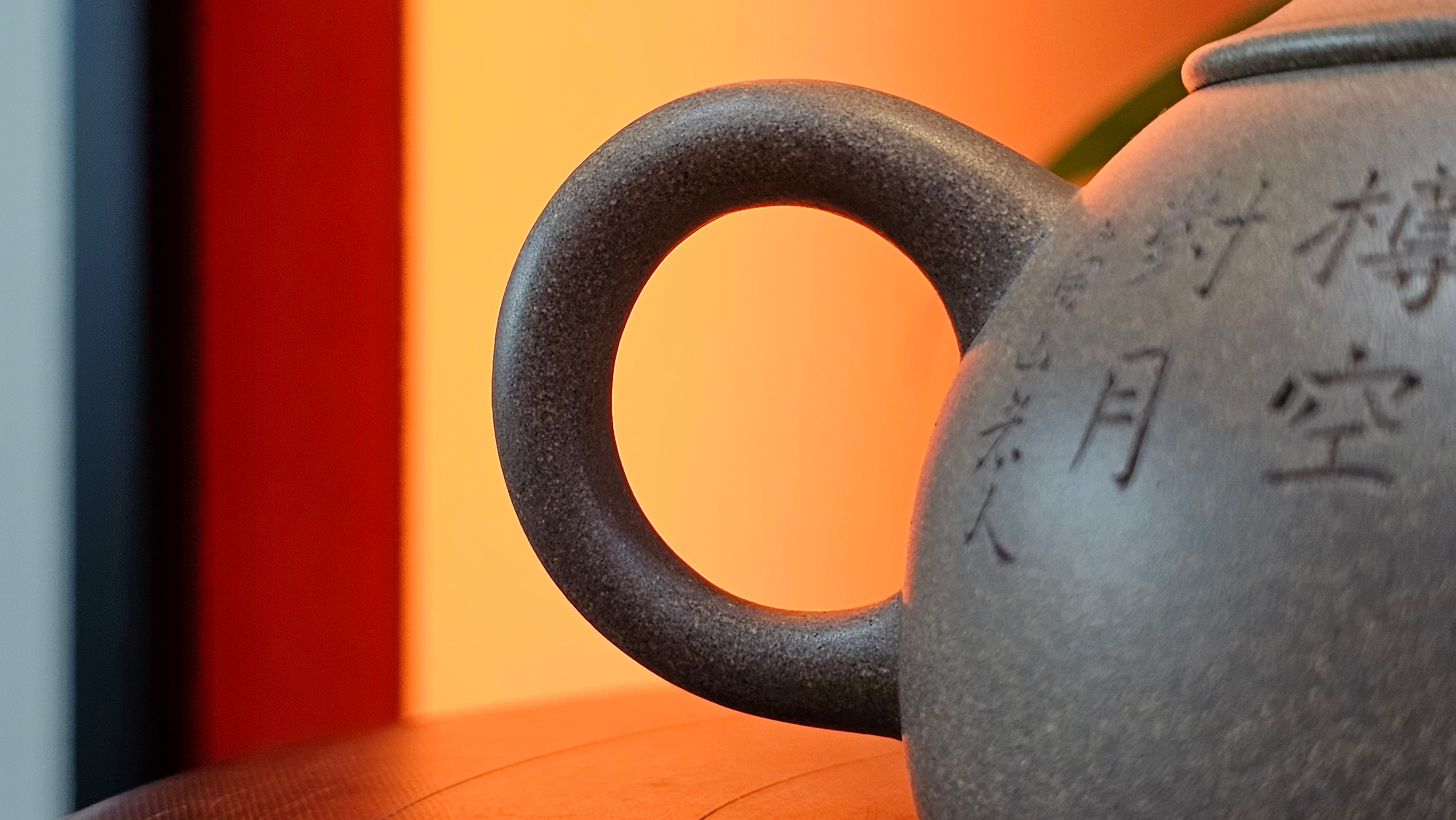 Ban Yue Hu《半月壶》~ "Half Moon Pot", 133.7ml, Qing Hui Duan 青灰段泥, by our Craftsman Zhang Huan 张欢, "Qing Gong Tu" 清供图 Engraving by Craftsman Nan Shan Lao Ren 南山老人 ~!Congratulations to Mr J.S.! 1114hrs 15th August 2025, Chicago, IL!