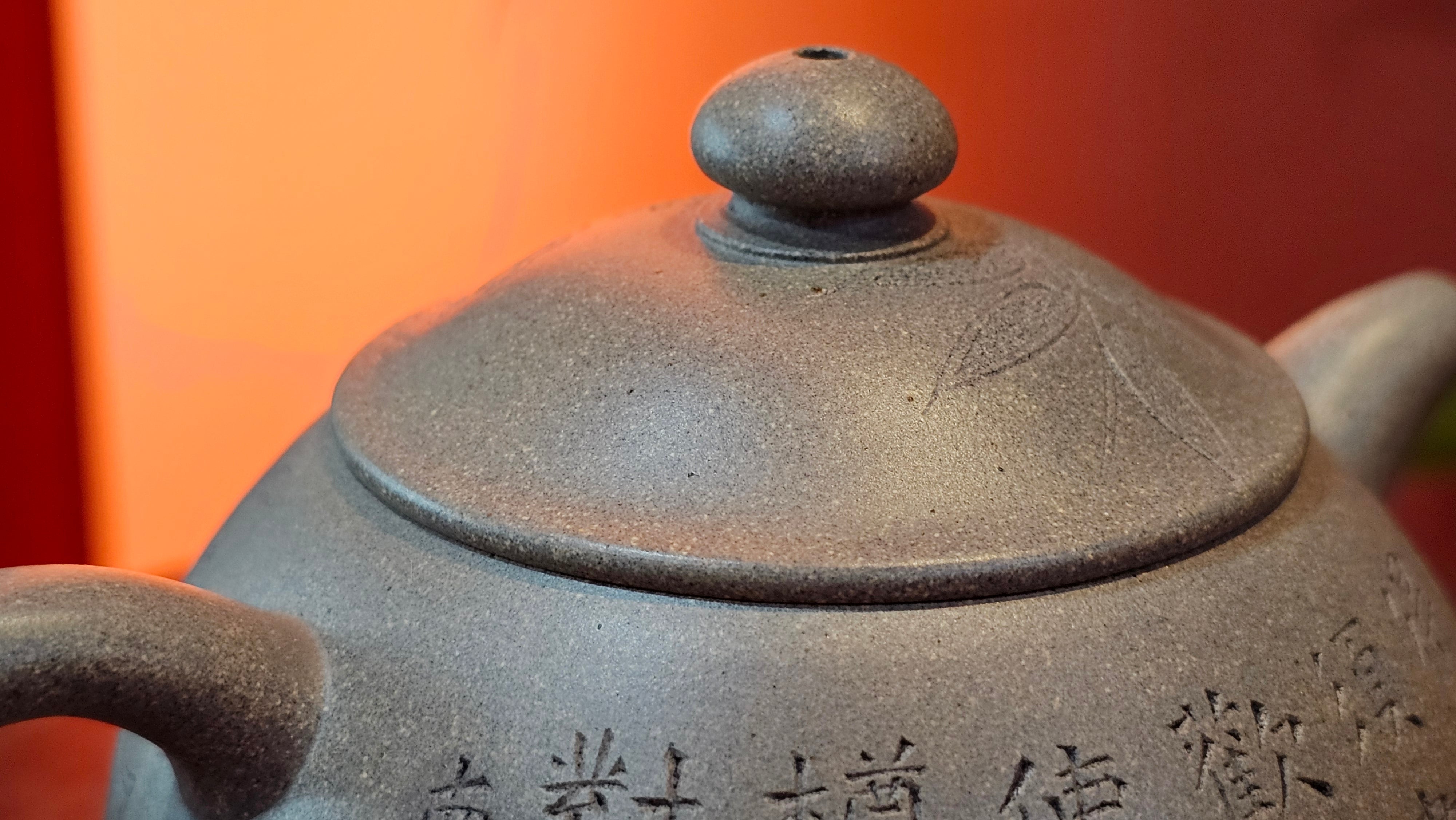 Ban Yue Hu《半月壶》~ "Half Moon Pot", 133.7ml, Qing Hui Duan 青灰段泥, by our Craftsman Zhang Huan 张欢, "Qing Gong Tu" 清供图 Engraving by Craftsman Nan Shan Lao Ren 南山老人 ~!Congratulations to Mr J.S.! 1114hrs 15th August 2025, Chicago, IL!