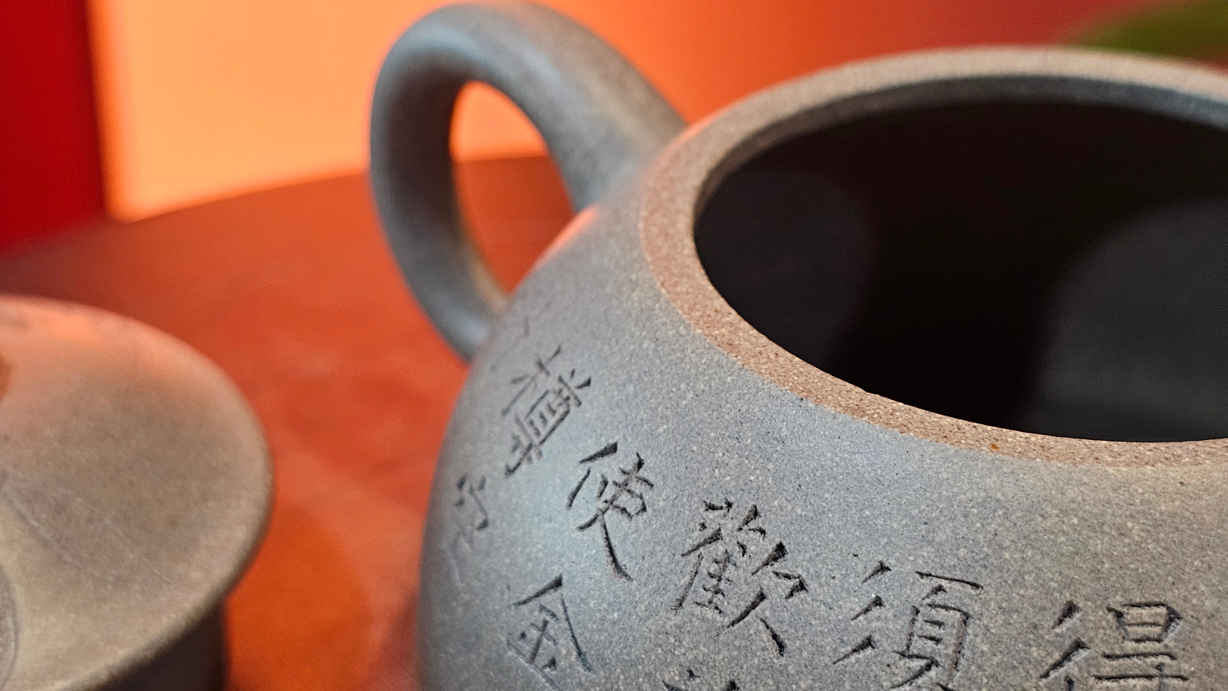 Ban Yue Hu《半月壶》~ "Half Moon Pot", 133.7ml, Qing Hui Duan 青灰段泥, by our Craftsman Zhang Huan 张欢, "Qing Gong Tu" 清供图 Engraving by Craftsman Nan Shan Lao Ren 南山老人 ~!Congratulations to Mr J.S.! 1114hrs 15th August 2025, Chicago, IL!