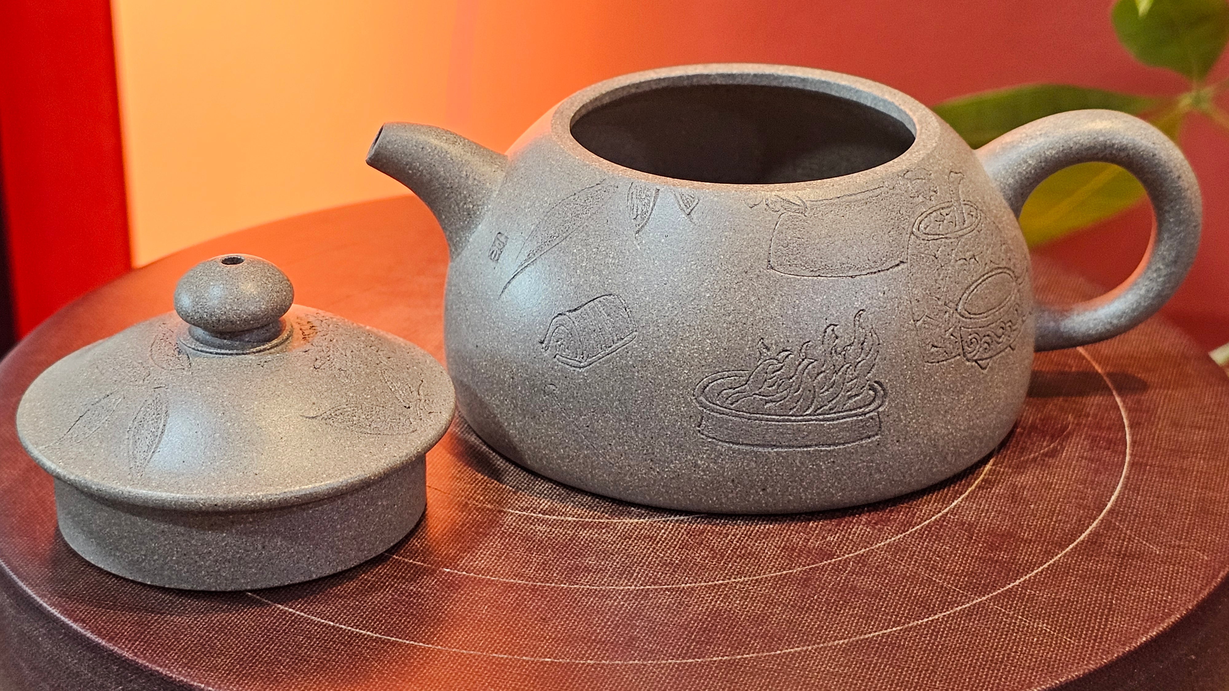 Ban Yue Hu《半月壶》~ "Half Moon Pot", 133.7ml, Qing Hui Duan 青灰段泥, by our Craftsman Zhang Huan 张欢, "Qing Gong Tu" 清供图 Engraving by Craftsman Nan Shan Lao Ren 南山老人 ~!Congratulations to Mr J.S.! 1114hrs 15th August 2025, Chicago, IL!