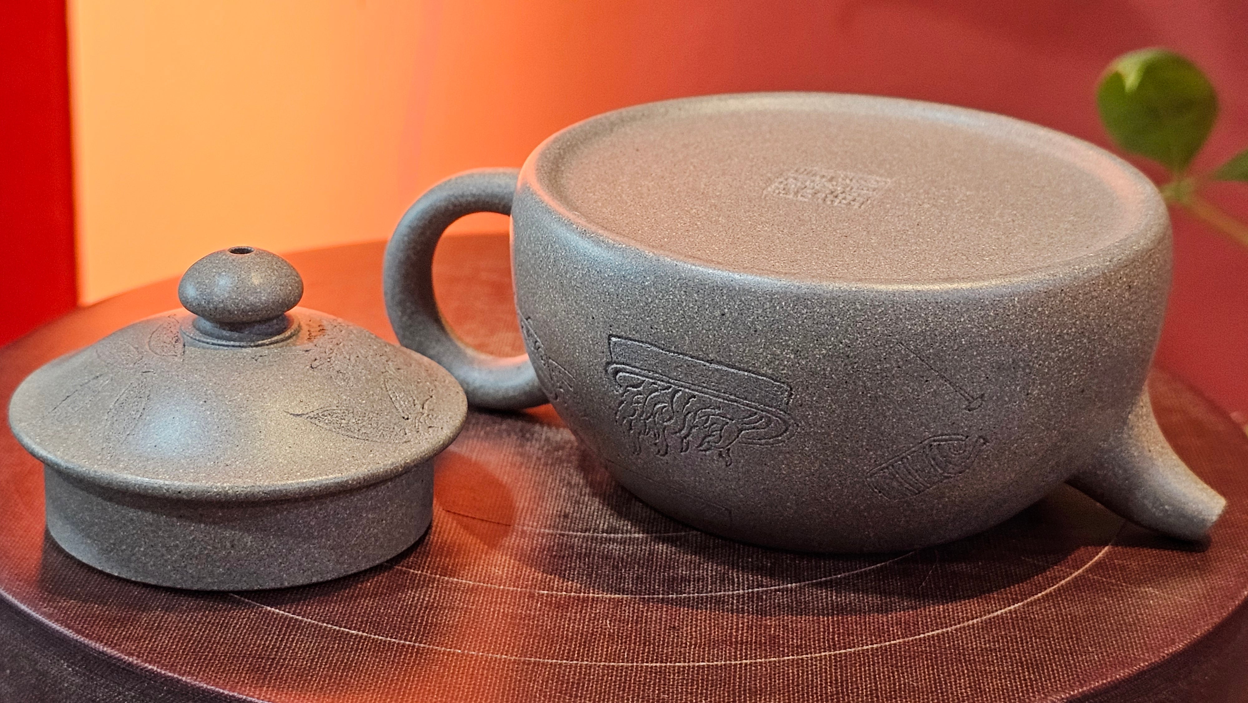 Ban Yue Hu《半月壶》~ "Half Moon Pot", 133.7ml, Qing Hui Duan 青灰段泥, by our Craftsman Zhang Huan 张欢, "Qing Gong Tu" 清供图 Engraving by Craftsman Nan Shan Lao Ren 南山老人 ~!Congratulations to Mr J.S.! 1114hrs 15th August 2025, Chicago, IL!