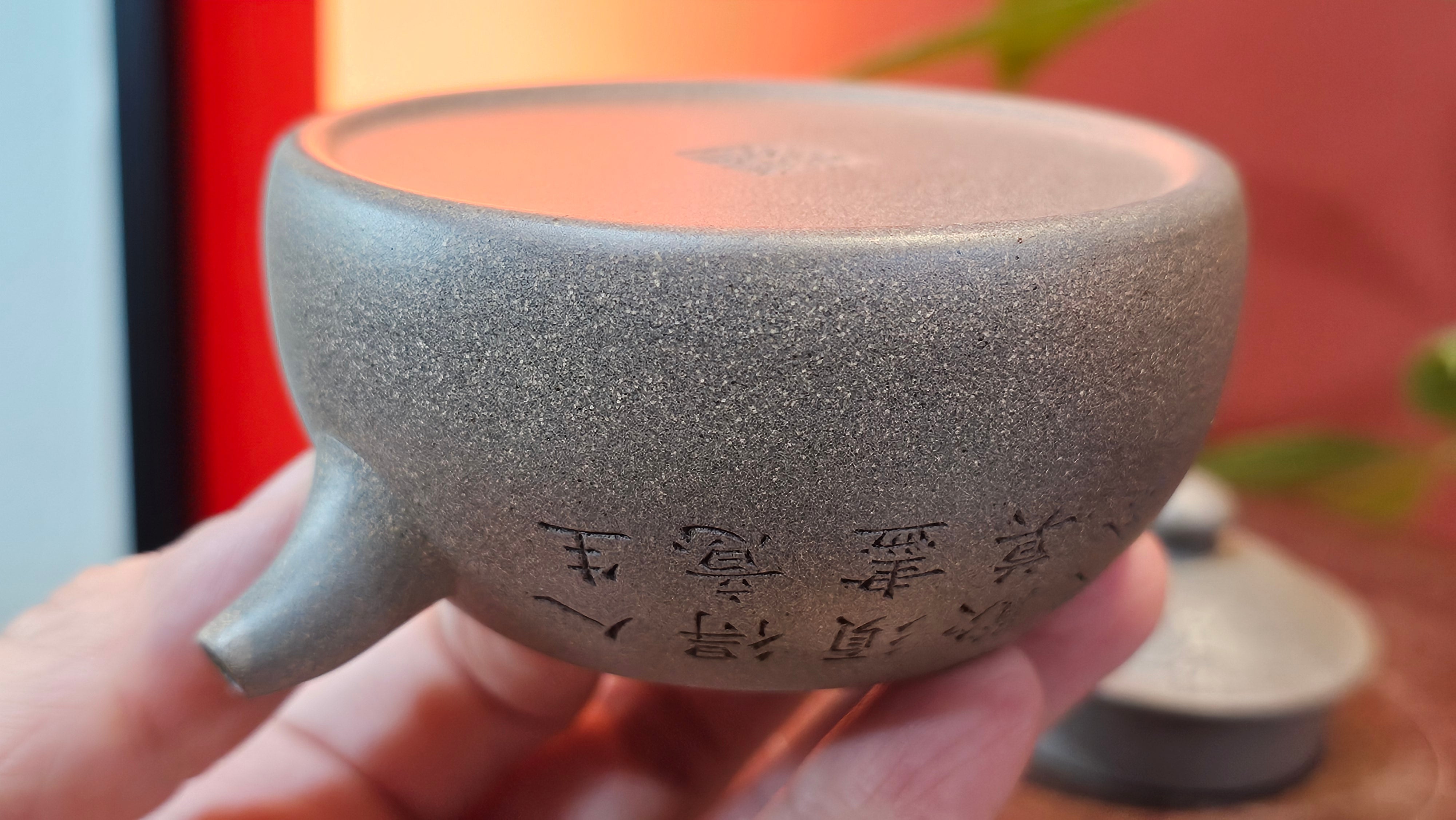 Ban Yue Hu《半月壶》~ "Half Moon Pot", 133.7ml, Qing Hui Duan 青灰段泥, by our Craftsman Zhang Huan 张欢, "Qing Gong Tu" 清供图 Engraving by Craftsman Nan Shan Lao Ren 南山老人 ~!Congratulations to Mr J.S.! 1114hrs 15th August 2025, Chicago, IL!