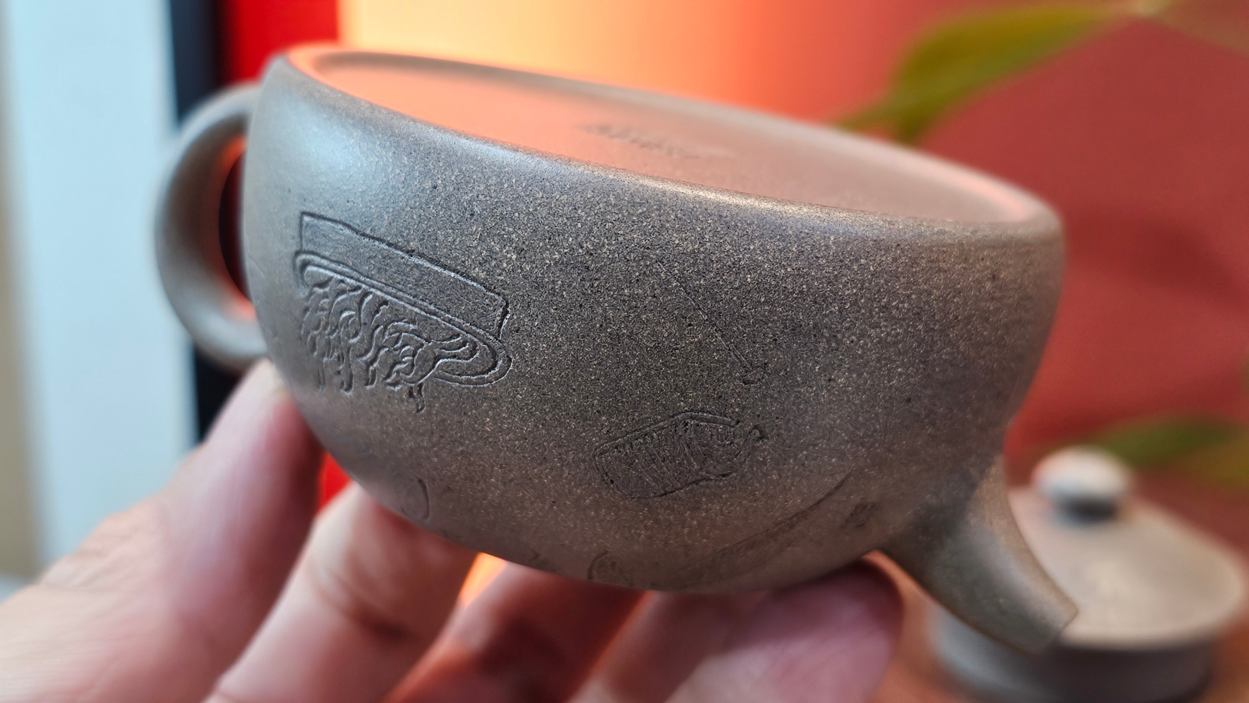 Ban Yue Hu《半月壶》~ "Half Moon Pot", 133.7ml, Qing Hui Duan 青灰段泥, by our Craftsman Zhang Huan 张欢, "Qing Gong Tu" 清供图 Engraving by Craftsman Nan Shan Lao Ren 南山老人 ~!Congratulations to Mr J.S.! 1114hrs 15th August 2025, Chicago, IL!