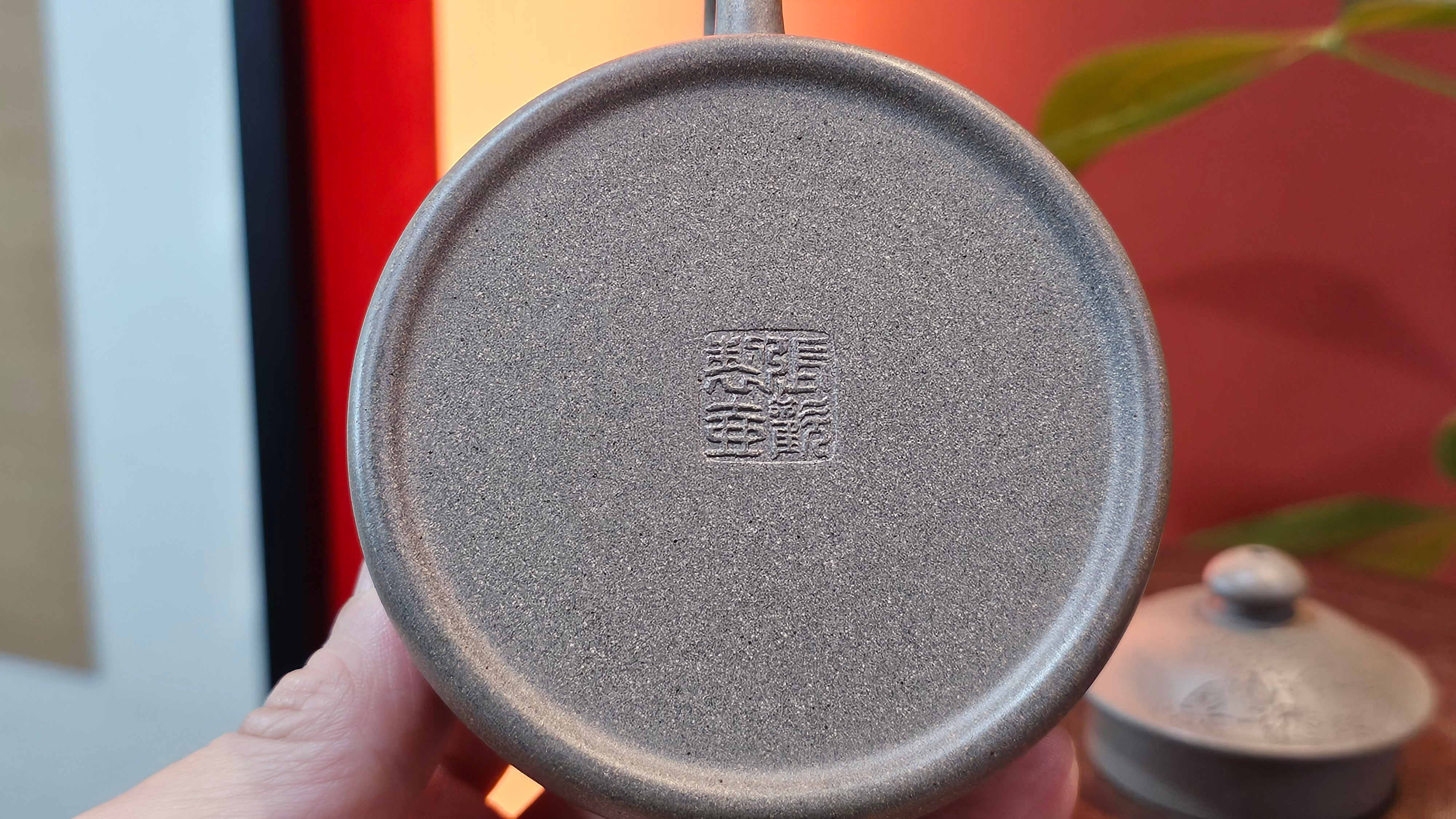 Ban Yue Hu《半月壶》~ "Half Moon Pot", 133.7ml, Qing Hui Duan 青灰段泥, by our Craftsman Zhang Huan 张欢, "Qing Gong Tu" 清供图 Engraving by Craftsman Nan Shan Lao Ren 南山老人 ~!Congratulations to Mr J.S.! 1114hrs 15th August 2025, Chicago, IL!