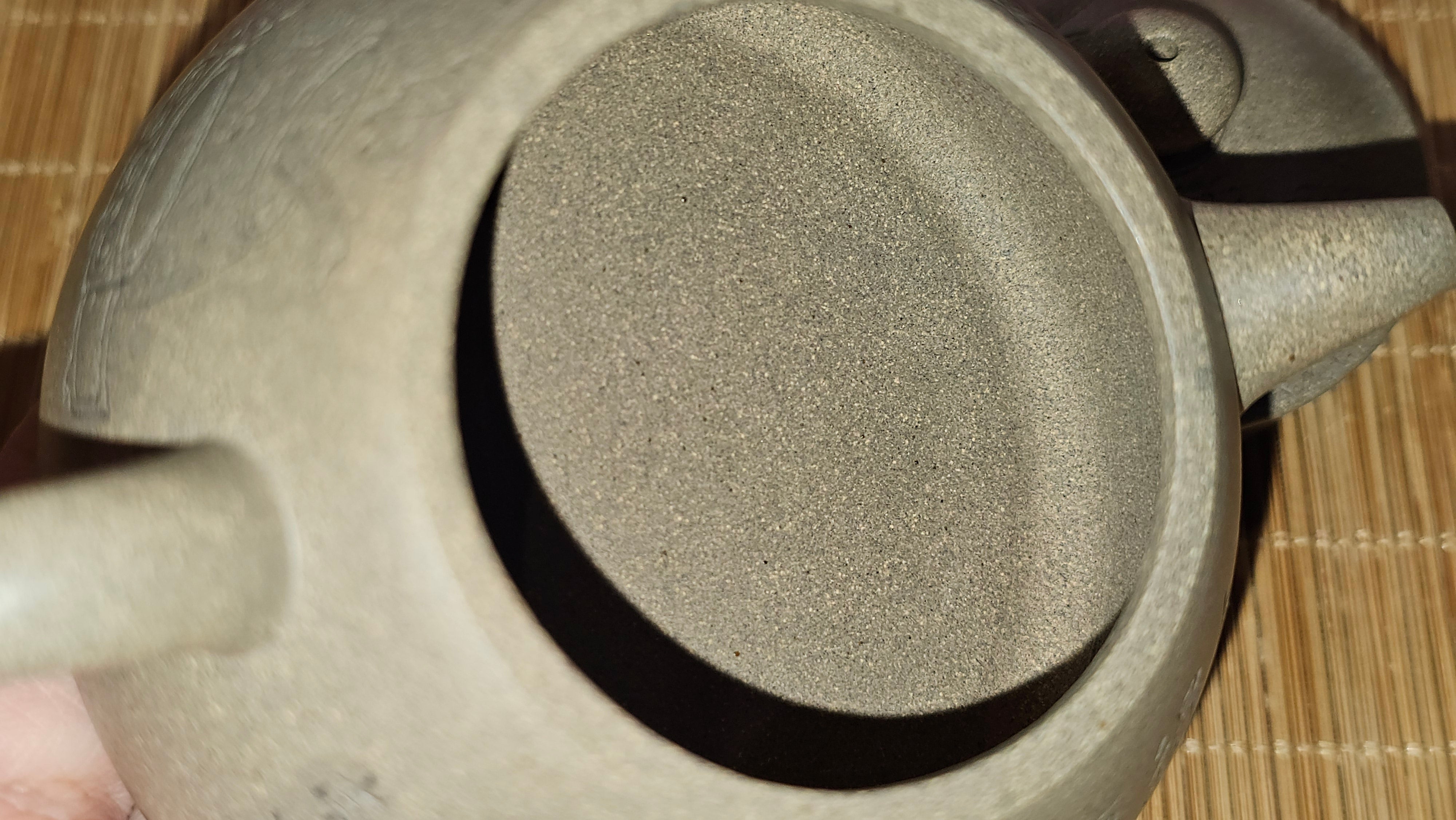 Ban Yue Hu《半月壶》~ "Half Moon Pot", 133.7ml, Qing Hui Duan 青灰段泥, by our Craftsman Zhang Huan 张欢, "Qing Gong Tu" 清供图 Engraving by Craftsman Nan Shan Lao Ren 南山老人 ~!Congratulations to Mr J.S.! 1114hrs 15th August 2025, Chicago, IL!