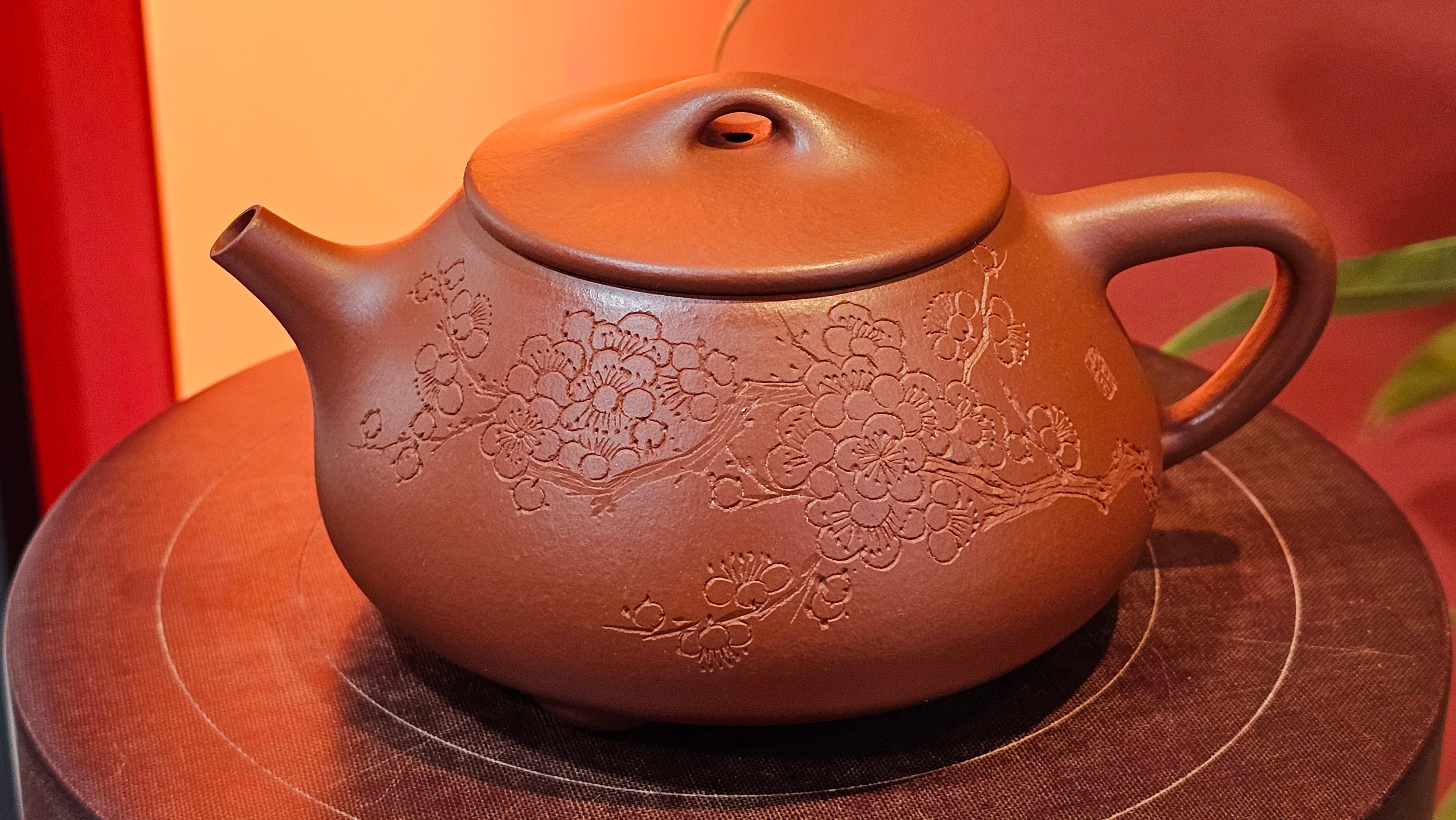 Jing Zhou Shi Piao 景舟石瓢, 257.3ml, Xiao Mei Yao Zhu Ni 小煤窑朱泥, by Craftsman Wang Xing 王兴; "暗香疏影" and Plum Blossoms Engraving by Craftsman Yi De Shu 一德书 ~ Congratulations to Mr K.F.! 1455hrs 17th August 2025, Chamblee, GA!