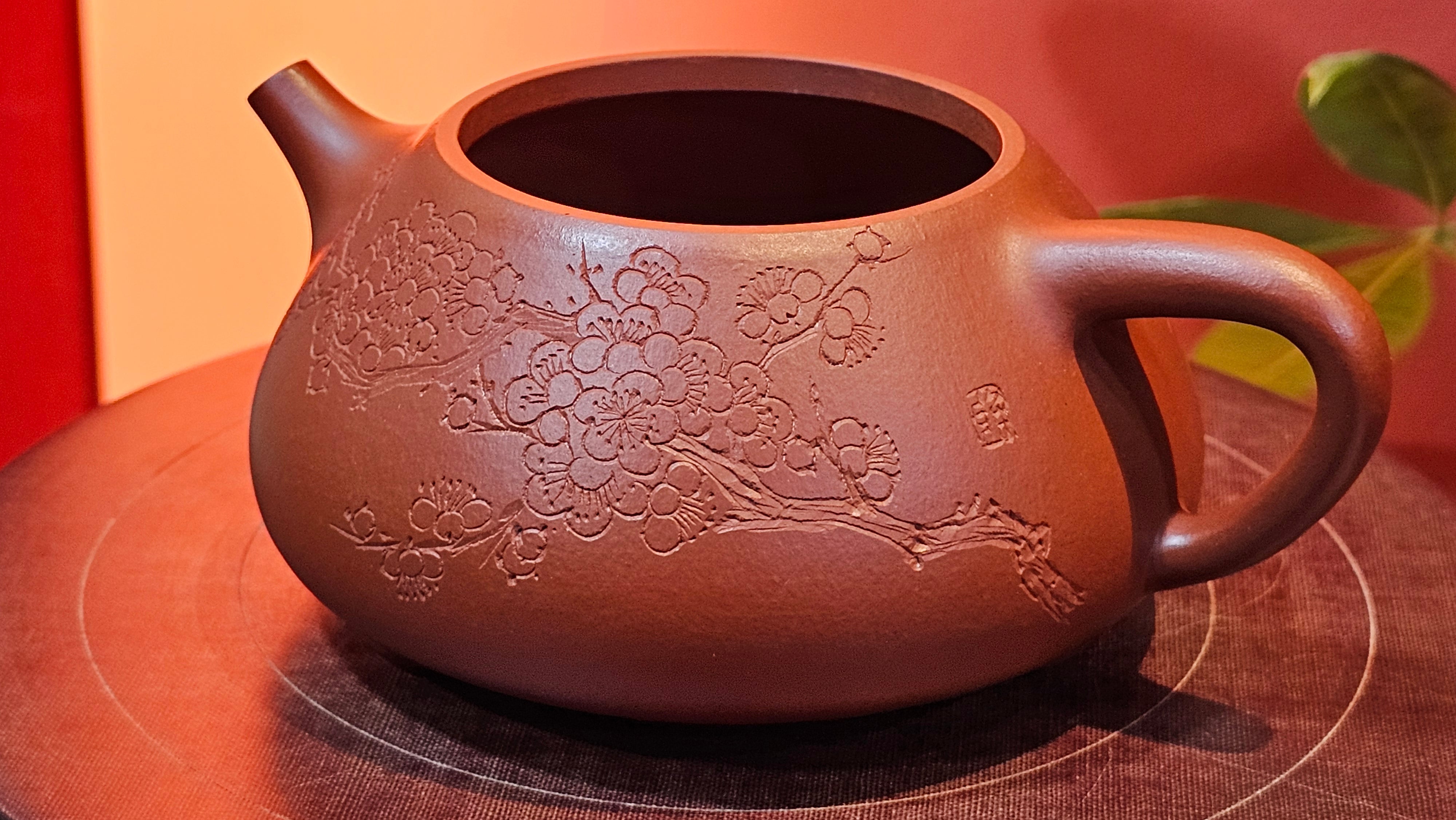 Jing Zhou Shi Piao 景舟石瓢, 257.3ml, Xiao Mei Yao Zhu Ni 小煤窑朱泥, by Craftsman Wang Xing 王兴; "暗香疏影" and Plum Blossoms Engraving by Craftsman Yi De Shu 一德书 ~ Congratulations to Mr K.F.! 1455hrs 17th August 2025, Chamblee, GA!
