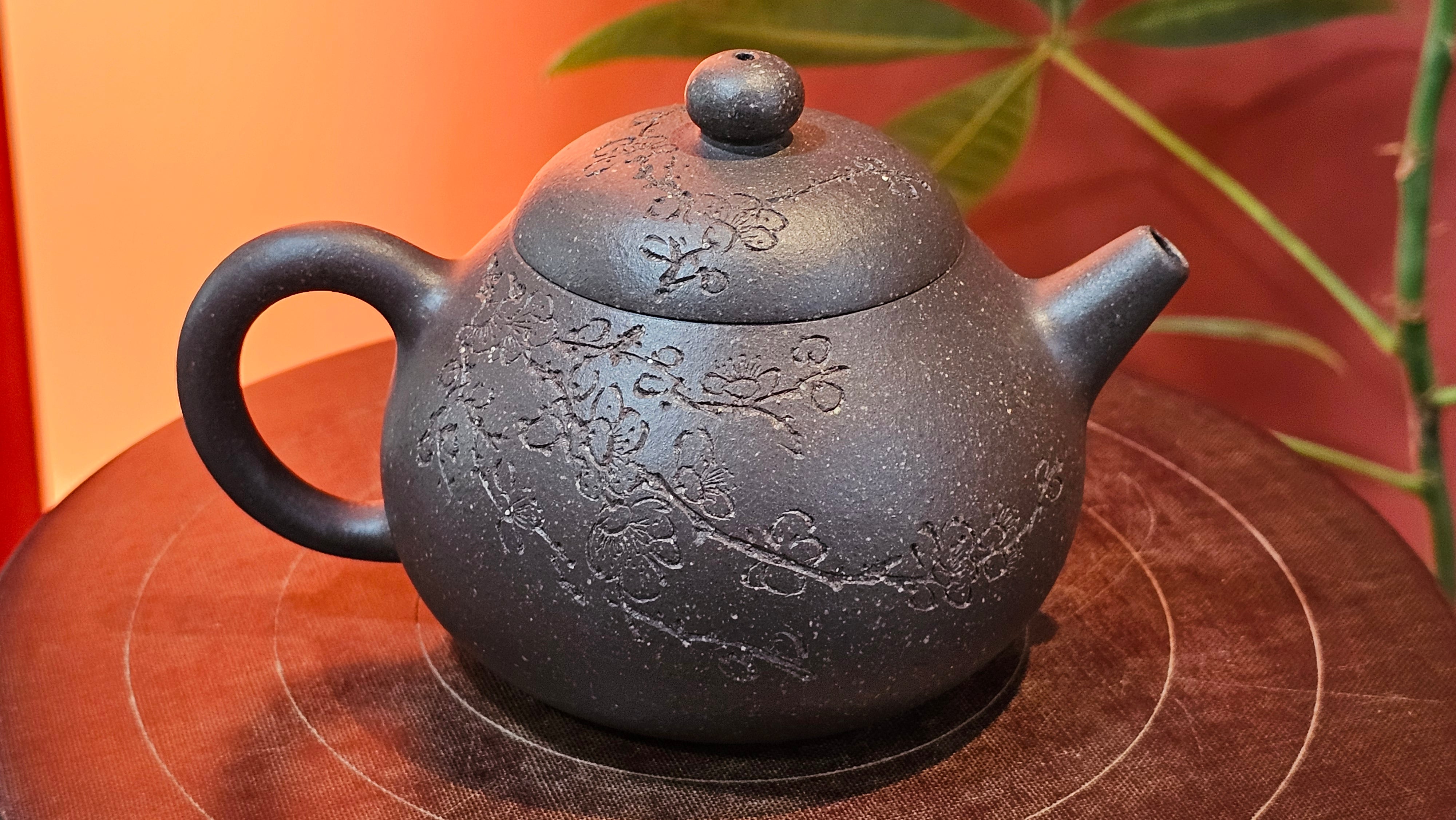 Du Zhi Hu《笃志壶》, 175.1ml, Hei Zi Ni 黑紫泥, by our Craftsman Zhang Huan 张欢, Calligraphy and Plum Blossoms Engraving by Craftsman Yi Cheng 逸成 ~ Congratulations!to Mr T.J.! 0909hrs 17th August 2025, Oulu! Finland 🇫🇮.