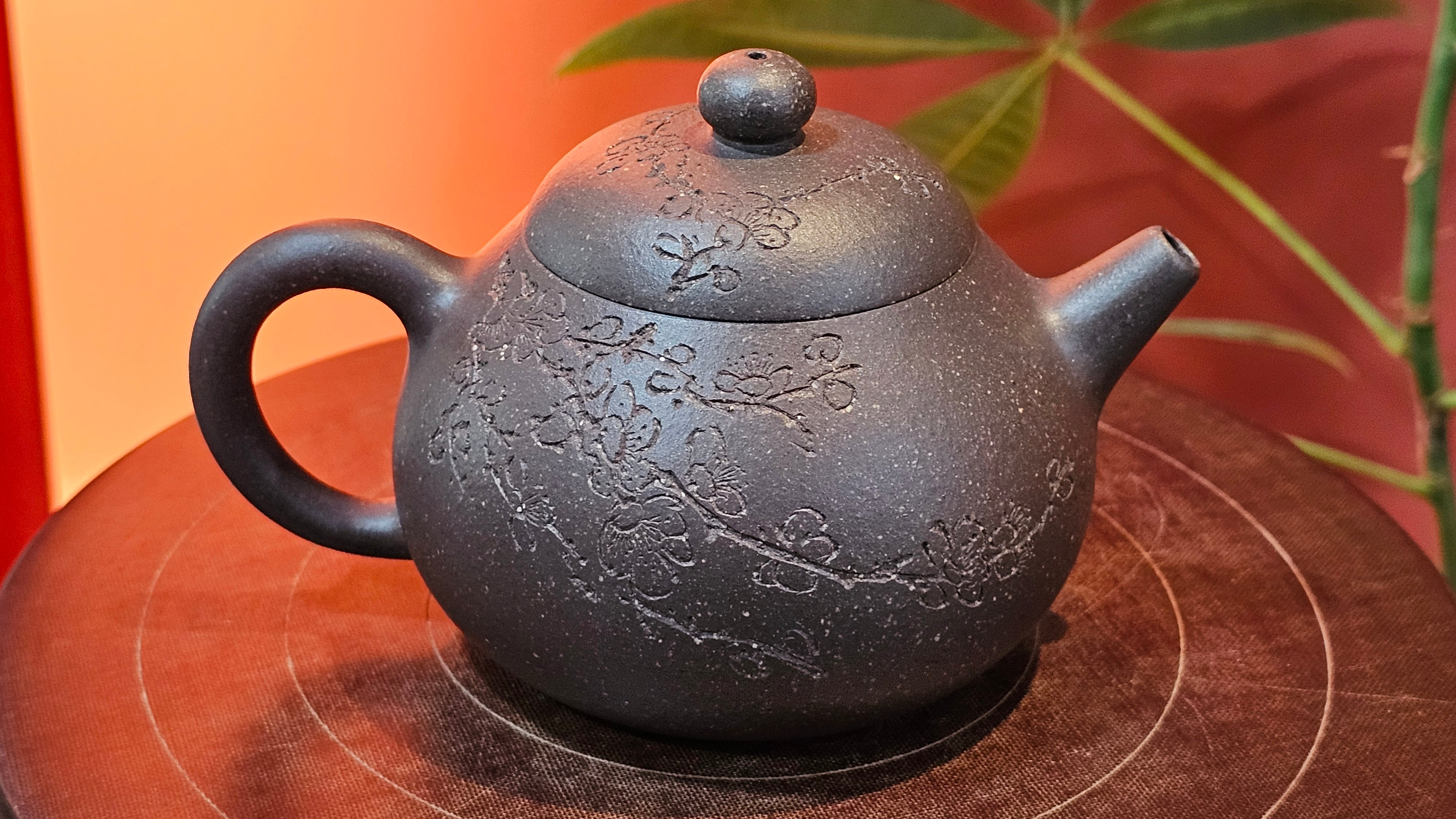 Du Zhi Hu《笃志壶》, 175.1ml, Hei Zi Ni 黑紫泥, by our Craftsman Zhang Huan 张欢, Calligraphy and Plum Blossoms Engraving by Craftsman Yi Cheng 逸成 ~ Congratulations!to Mr T.J.! 0909hrs 17th August 2025, Oulu! Finland 🇫🇮.