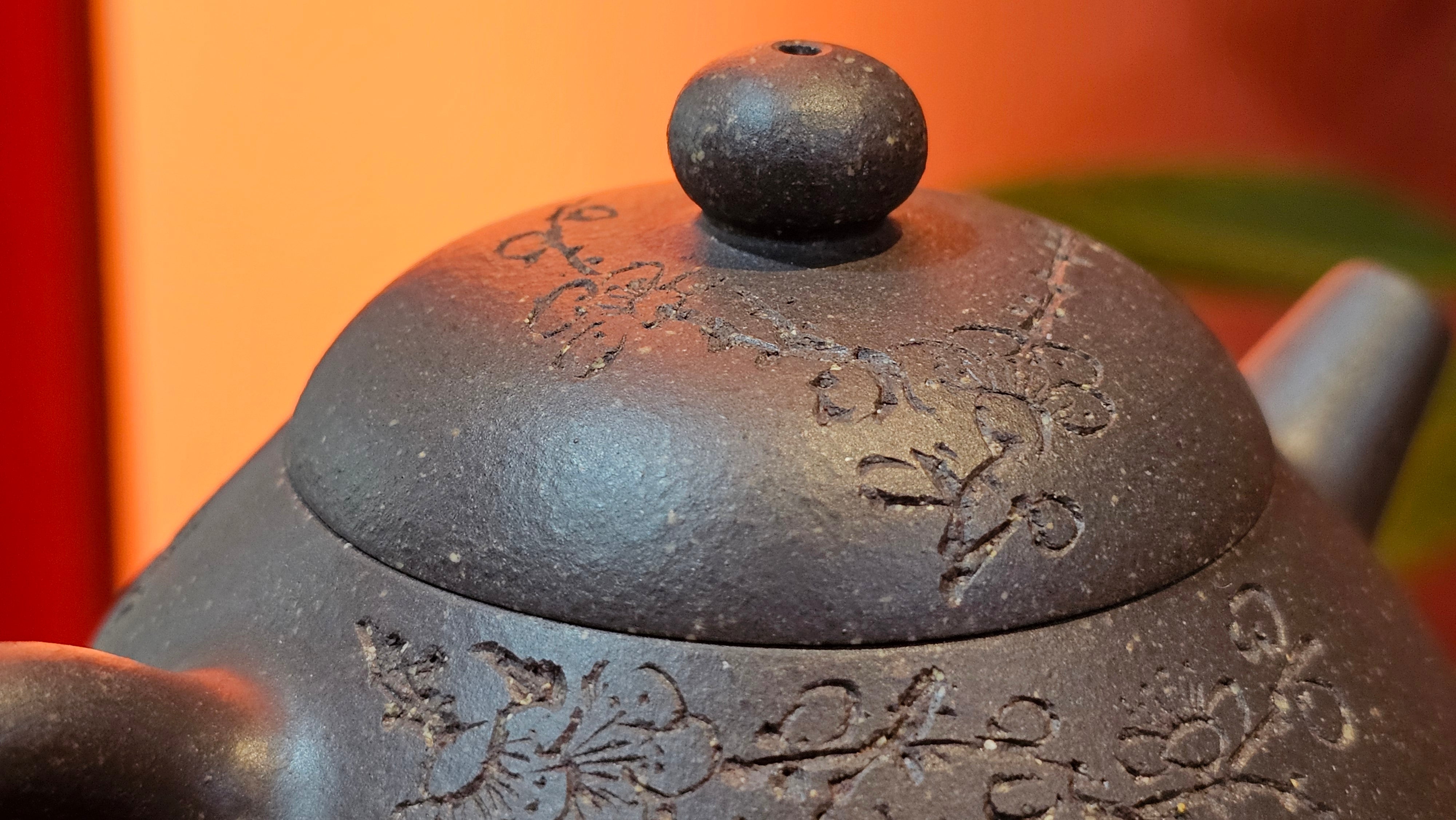 Du Zhi Hu《笃志壶》, 175.1ml, Hei Zi Ni 黑紫泥, by our Craftsman Zhang Huan 张欢, Calligraphy and Plum Blossoms Engraving by Craftsman Yi Cheng 逸成 ~ Congratulations!to Mr T.J.! 0909hrs 17th August 2025, Oulu! Finland 🇫🇮.