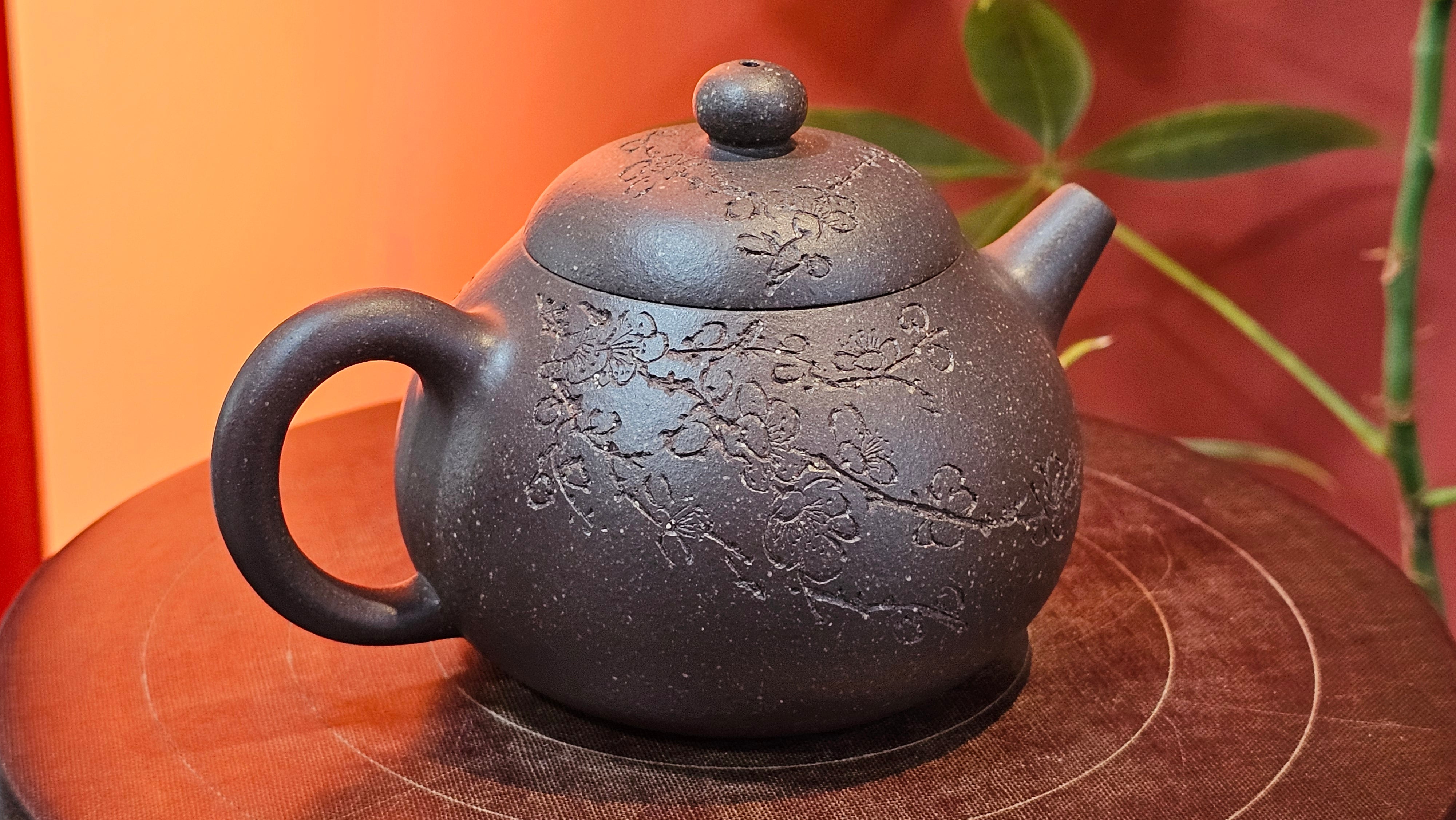 Du Zhi Hu《笃志壶》, 175.1ml, Hei Zi Ni 黑紫泥, by our Craftsman Zhang Huan 张欢, Calligraphy and Plum Blossoms Engraving by Craftsman Yi Cheng 逸成 ~ Congratulations!to Mr T.J.! 0909hrs 17th August 2025, Oulu! Finland 🇫🇮.