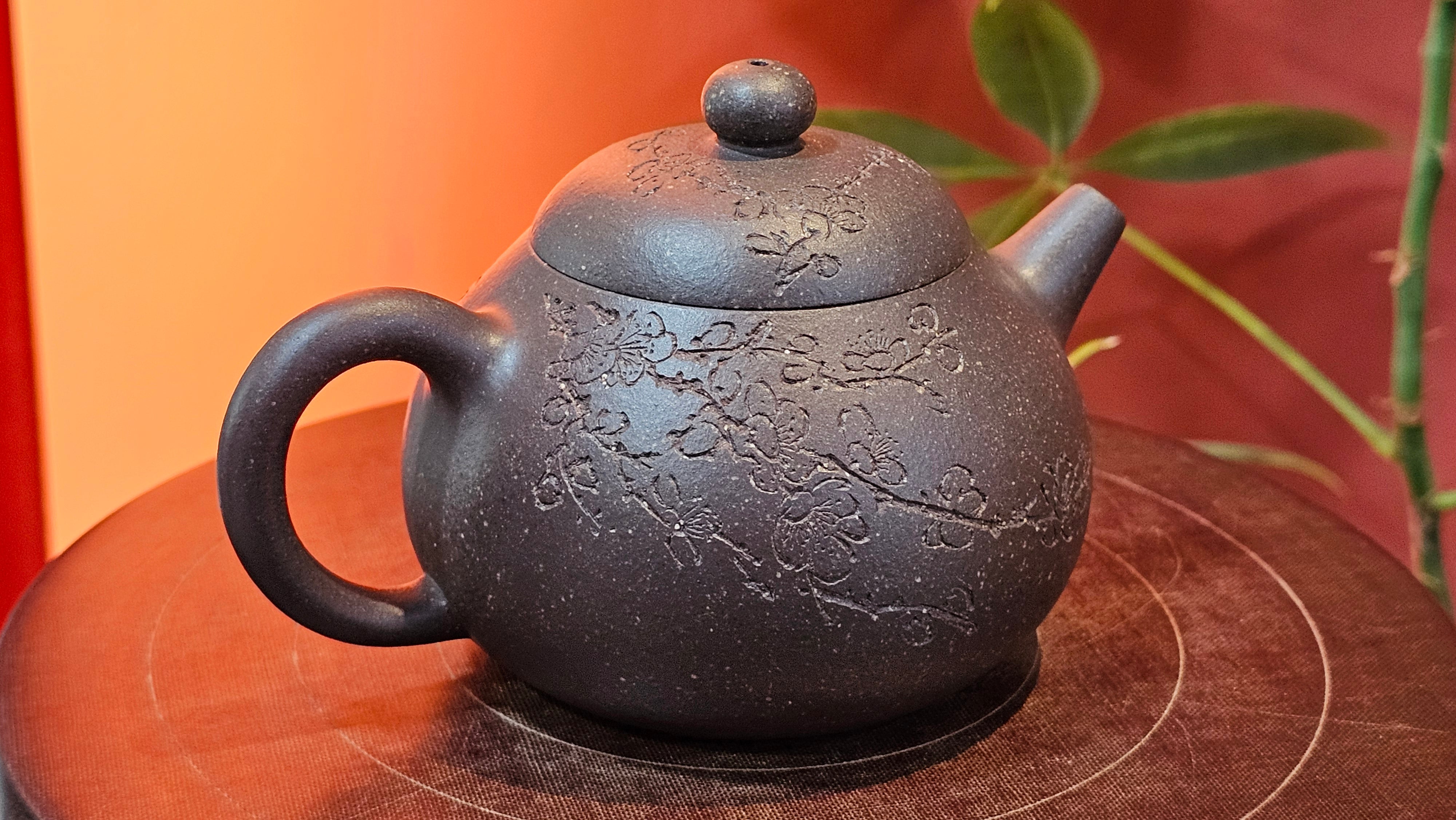 Du Zhi Hu《笃志壶》, 175.1ml, Hei Zi Ni 黑紫泥, by our Craftsman Zhang Huan 张欢, Calligraphy and Plum Blossoms Engraving by Craftsman Yi Cheng 逸成 ~ Congratulations!to Mr T.J.! 0909hrs 17th August 2025, Oulu! Finland 🇫🇮.