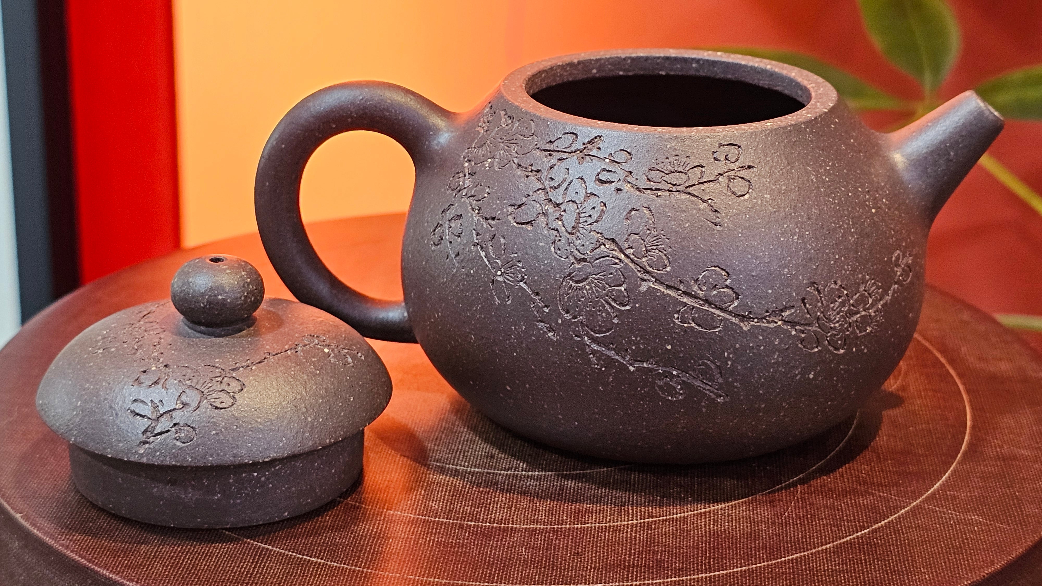 Du Zhi Hu《笃志壶》, 175.1ml, Hei Zi Ni 黑紫泥, by our Craftsman Zhang Huan 张欢, Calligraphy and Plum Blossoms Engraving by Craftsman Yi Cheng 逸成 ~ Congratulations!to Mr T.J.! 0909hrs 17th August 2025, Oulu! Finland 🇫🇮.