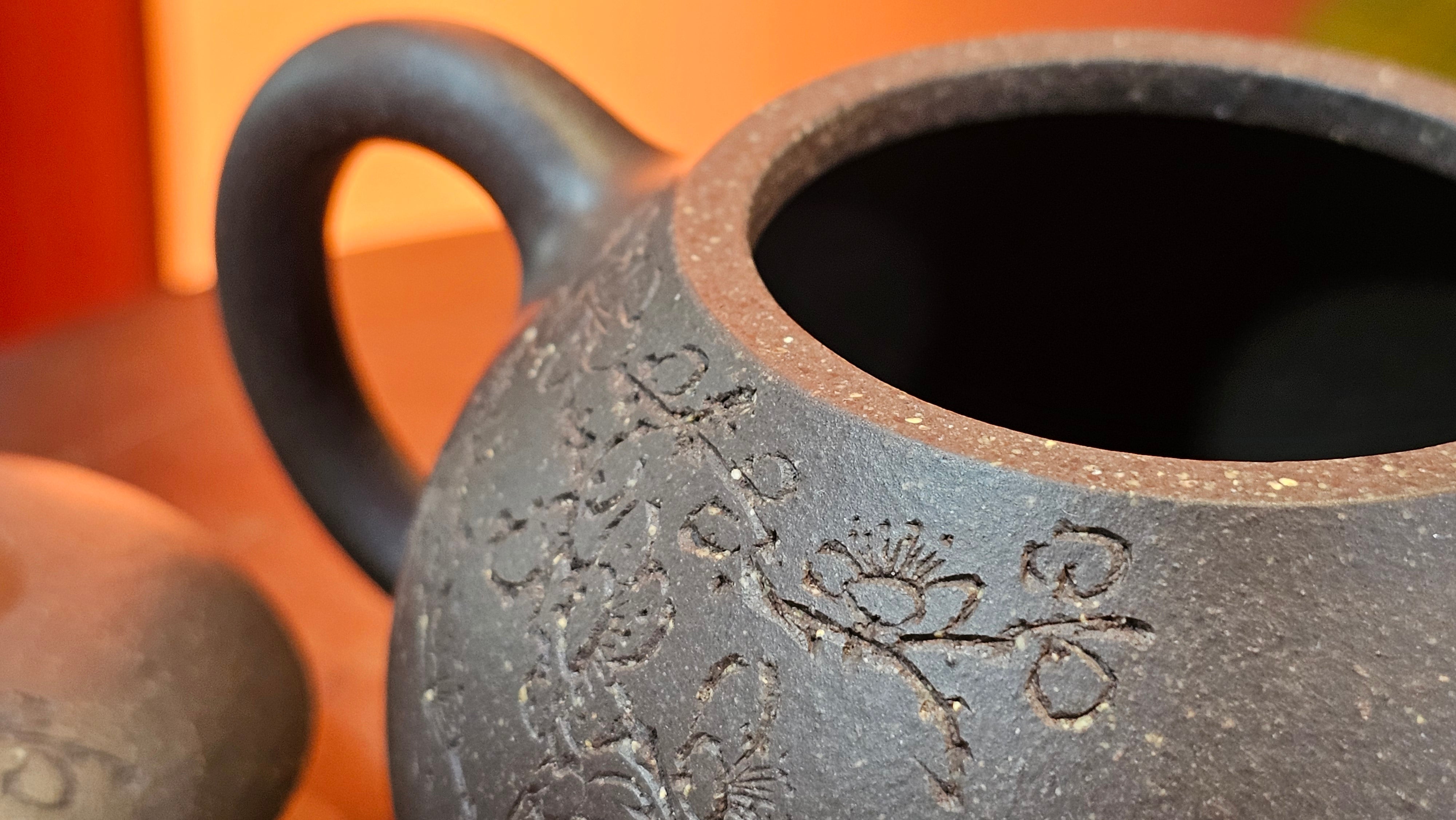 Du Zhi Hu《笃志壶》, 175.1ml, Hei Zi Ni 黑紫泥, by our Craftsman Zhang Huan 张欢, Calligraphy and Plum Blossoms Engraving by Craftsman Yi Cheng 逸成 ~ Congratulations!to Mr T.J.! 0909hrs 17th August 2025, Oulu! Finland 🇫🇮.