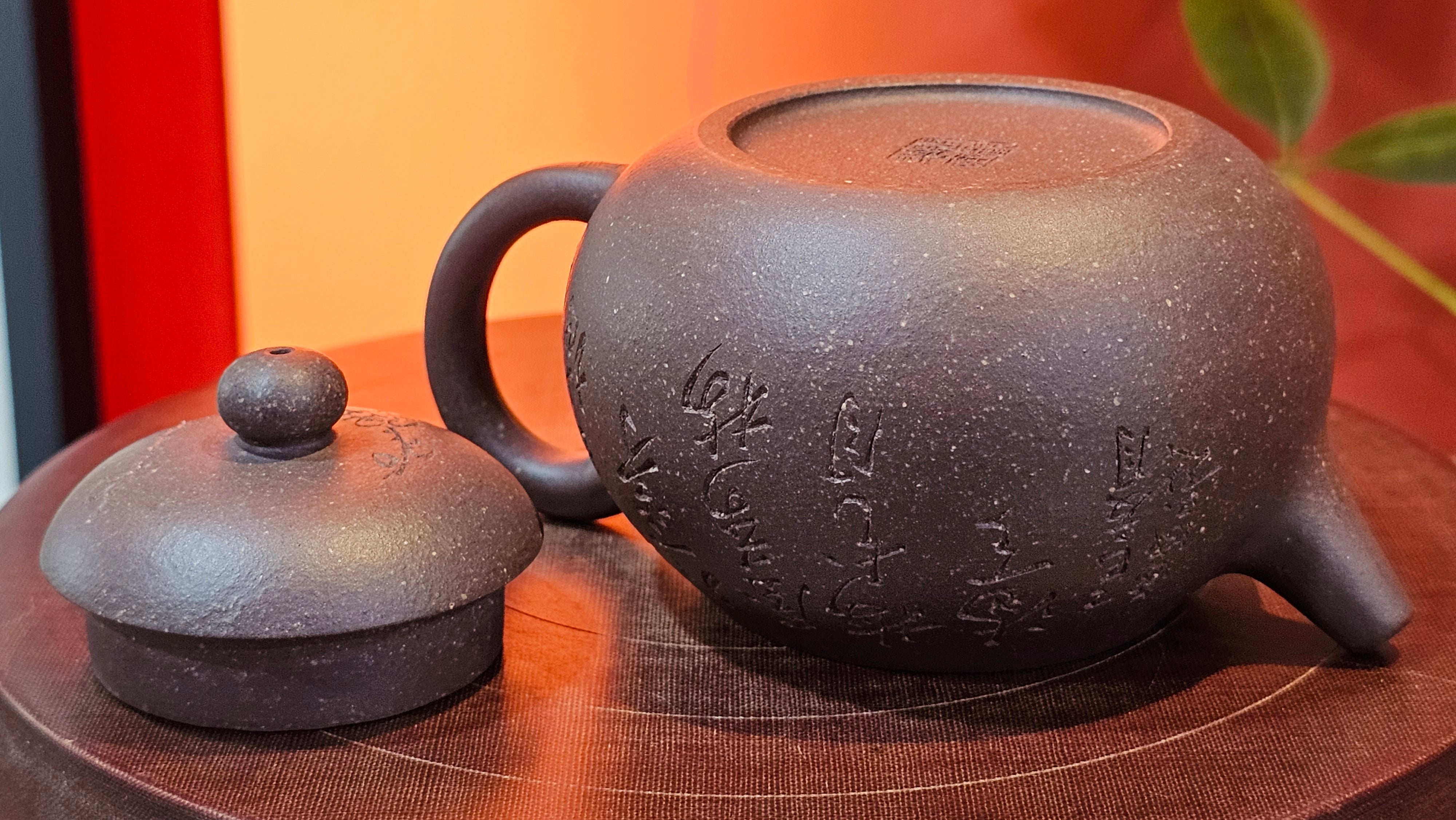 Du Zhi Hu《笃志壶》, 175.1ml, Hei Zi Ni 黑紫泥, by our Craftsman Zhang Huan 张欢, Calligraphy and Plum Blossoms Engraving by Craftsman Yi Cheng 逸成 ~ Congratulations!to Mr T.J.! 0909hrs 17th August 2025, Oulu! Finland 🇫🇮.