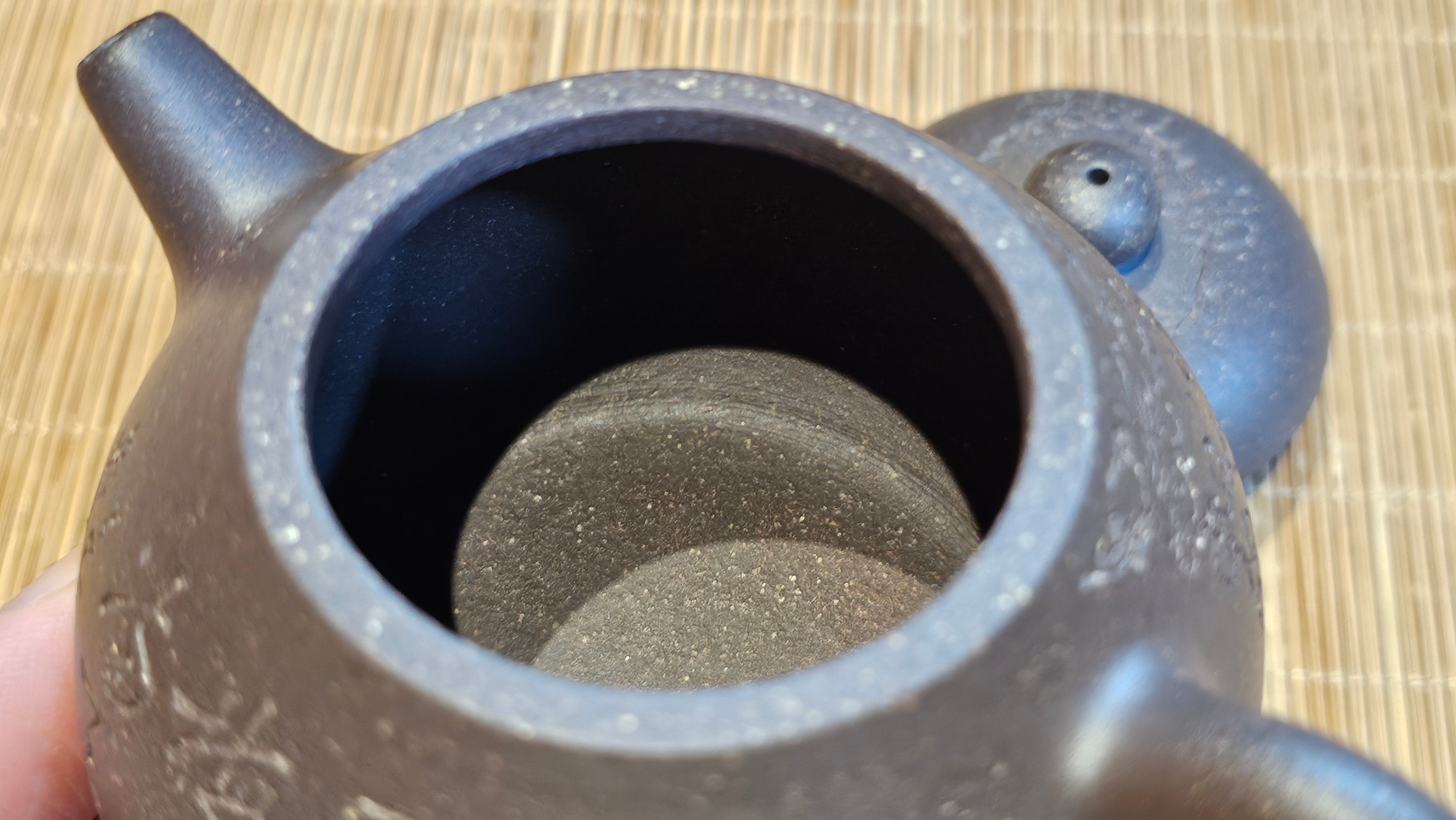 Du Zhi Hu《笃志壶》, 175.1ml, Hei Zi Ni 黑紫泥, by our Craftsman Zhang Huan 张欢, Calligraphy and Plum Blossoms Engraving by Craftsman Yi Cheng 逸成 ~ Congratulations!to Mr T.J.! 0909hrs 17th August 2025, Oulu! Finland 🇫🇮.