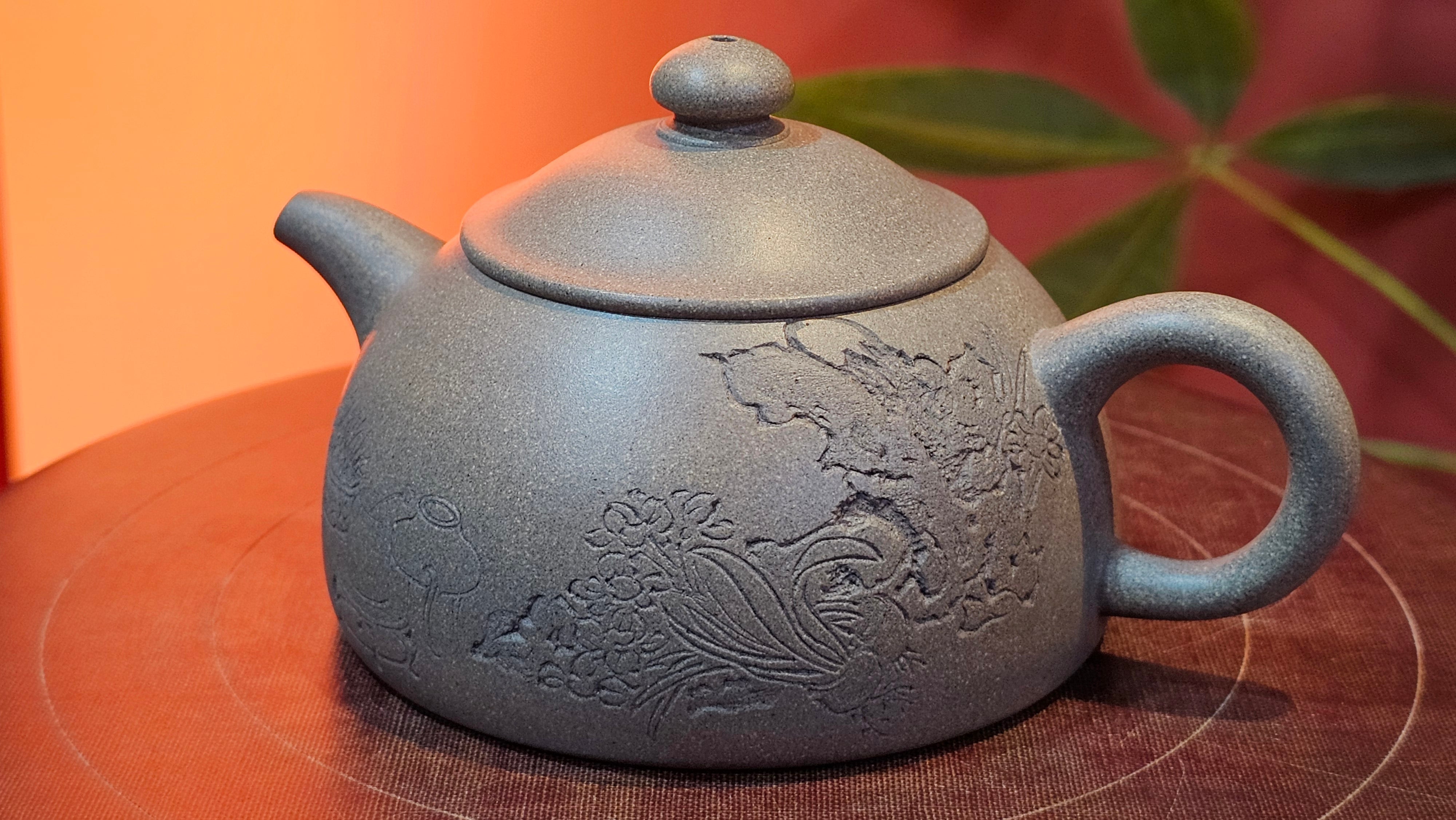 Ban Yue Hu《半月壶》~ "Half Moon Pot", 138.3ml, Qing Hui Duan 青灰段泥, by our Craftsman Zhang Huan 张欢, "Qing Gong Tu" Engraving by Craftsman Nan Shan Lao Ren 南山老人 ~ Congrats to!Tea Sommr A.M., 2054hrs 22nd August 2025, Padua! Italy🇮🇹.
