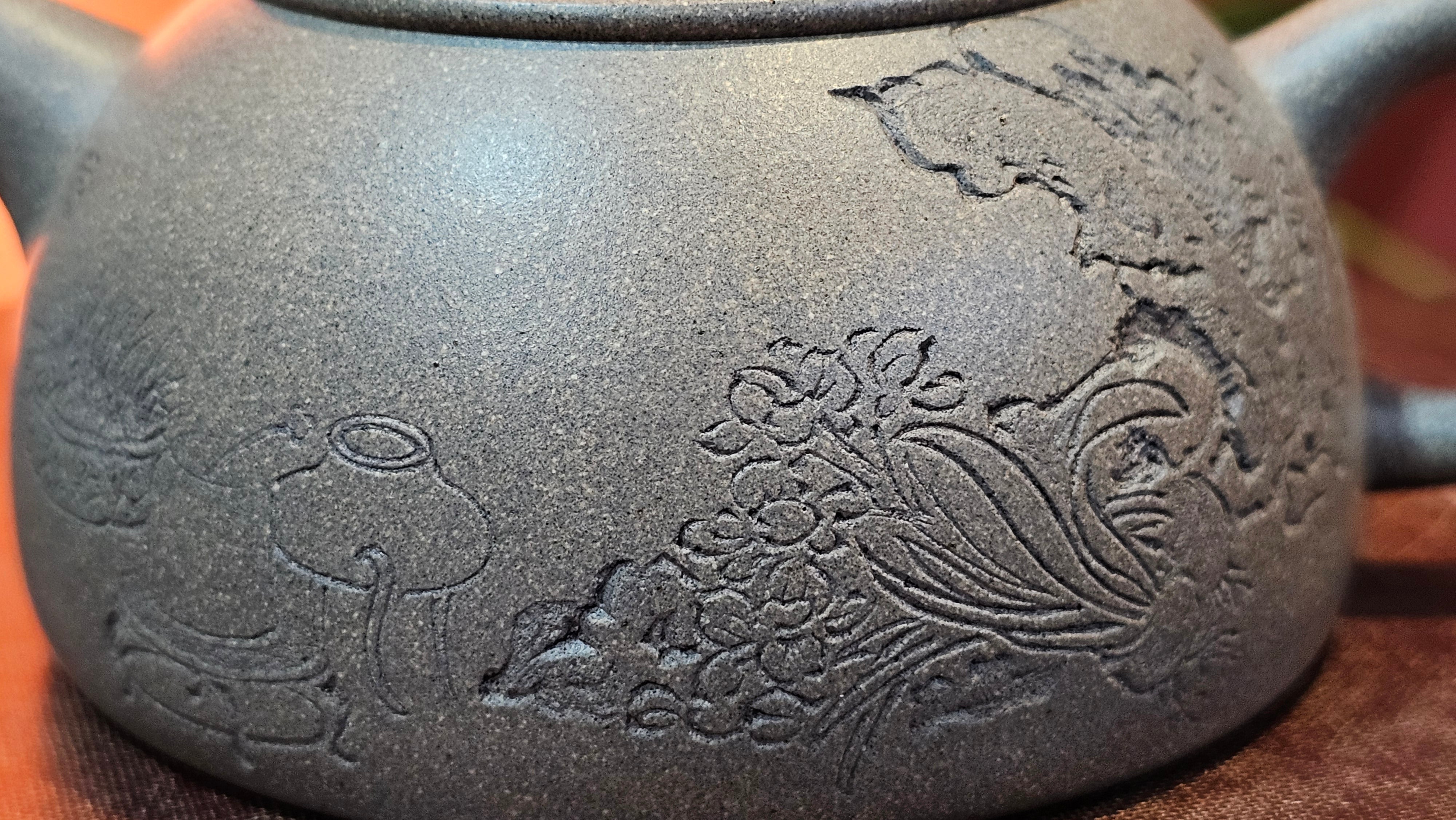 Ban Yue Hu《半月壶》~ "Half Moon Pot", 138.3ml, Qing Hui Duan 青灰段泥, by our Craftsman Zhang Huan 张欢, "Qing Gong Tu" Engraving by Craftsman Nan Shan Lao Ren 南山老人 ~ Congrats to!Tea Sommr A.M., 2054hrs 22nd August 2025, Padua! Italy🇮🇹.