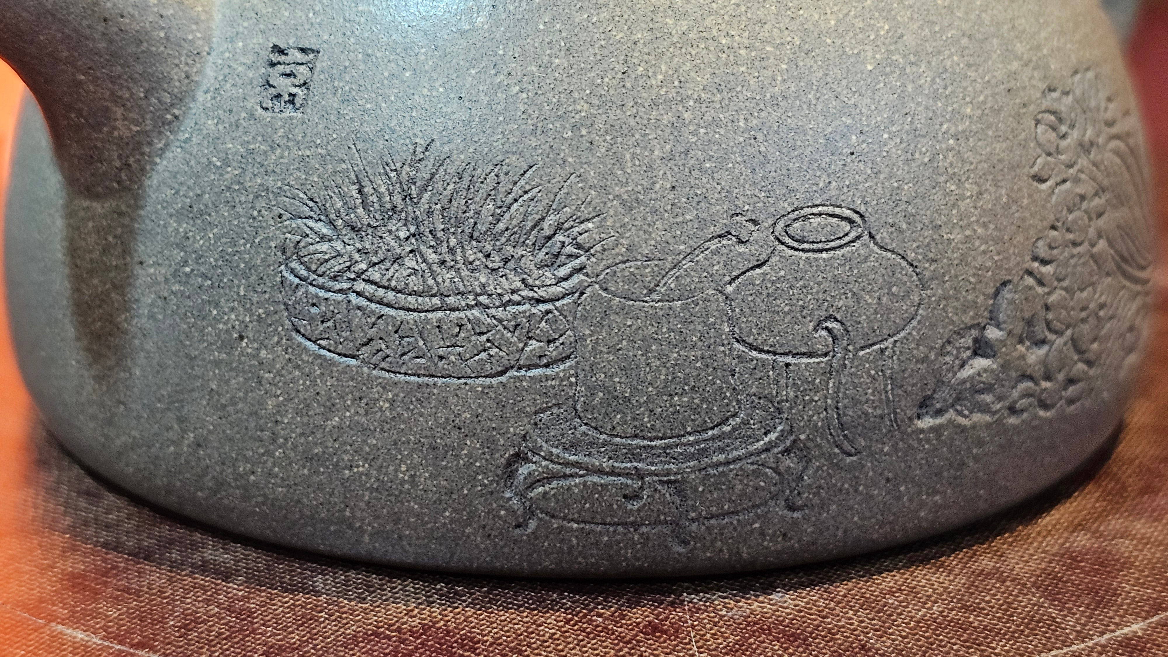 Ban Yue Hu《半月壶》~ "Half Moon Pot", 138.3ml, Qing Hui Duan 青灰段泥, by our Craftsman Zhang Huan 张欢, "Qing Gong Tu" Engraving by Craftsman Nan Shan Lao Ren 南山老人 ~ Congrats to!Tea Sommr A.M., 2054hrs 22nd August 2025, Padua! Italy🇮🇹.