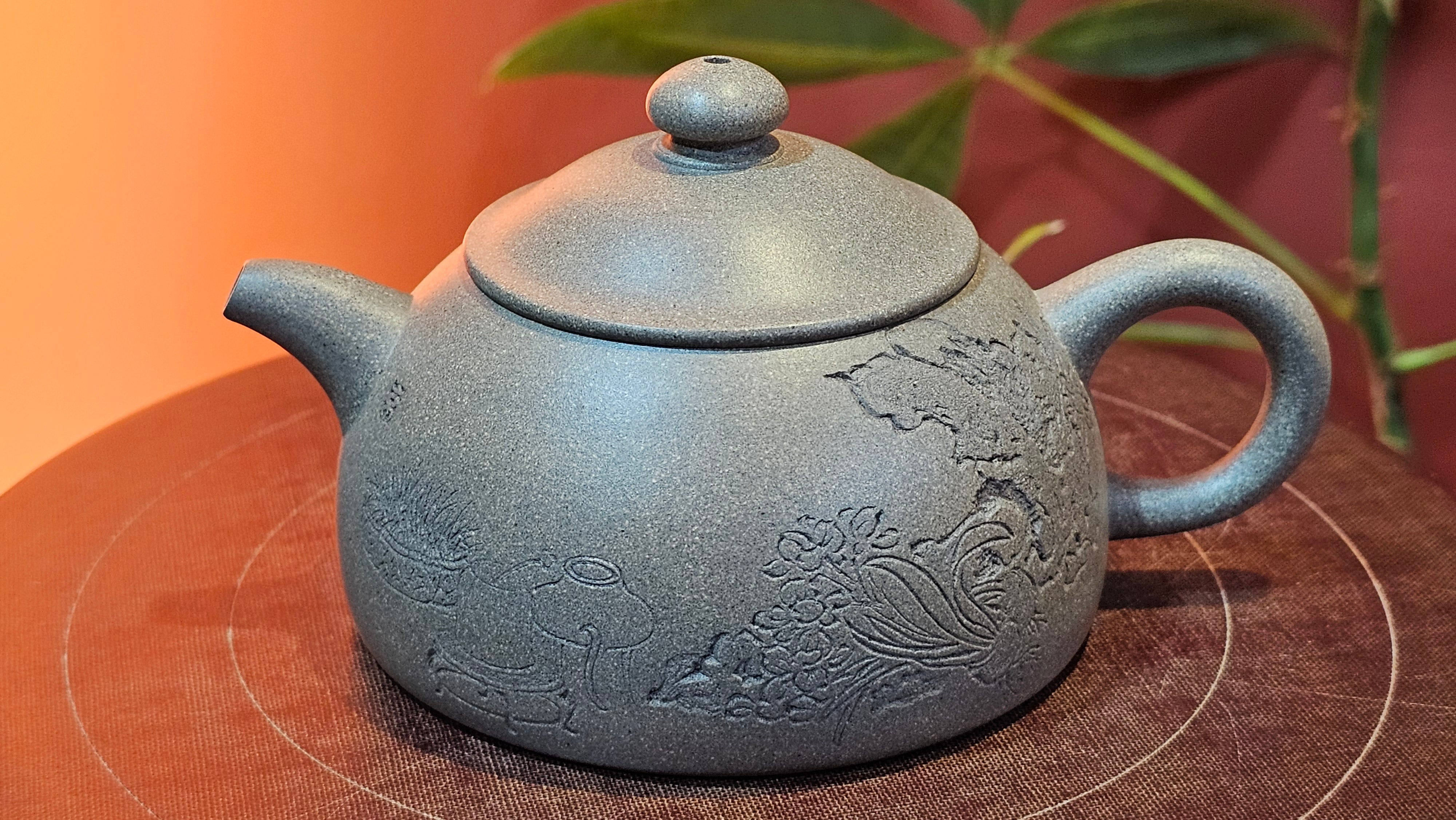 Ban Yue Hu《半月壶》~ "Half Moon Pot", 138.3ml, Qing Hui Duan 青灰段泥, by our Craftsman Zhang Huan 张欢, "Qing Gong Tu" Engraving by Craftsman Nan Shan Lao Ren 南山老人 ~ Congrats to!Tea Sommr A.M., 2054hrs 22nd August 2025, Padua! Italy🇮🇹.