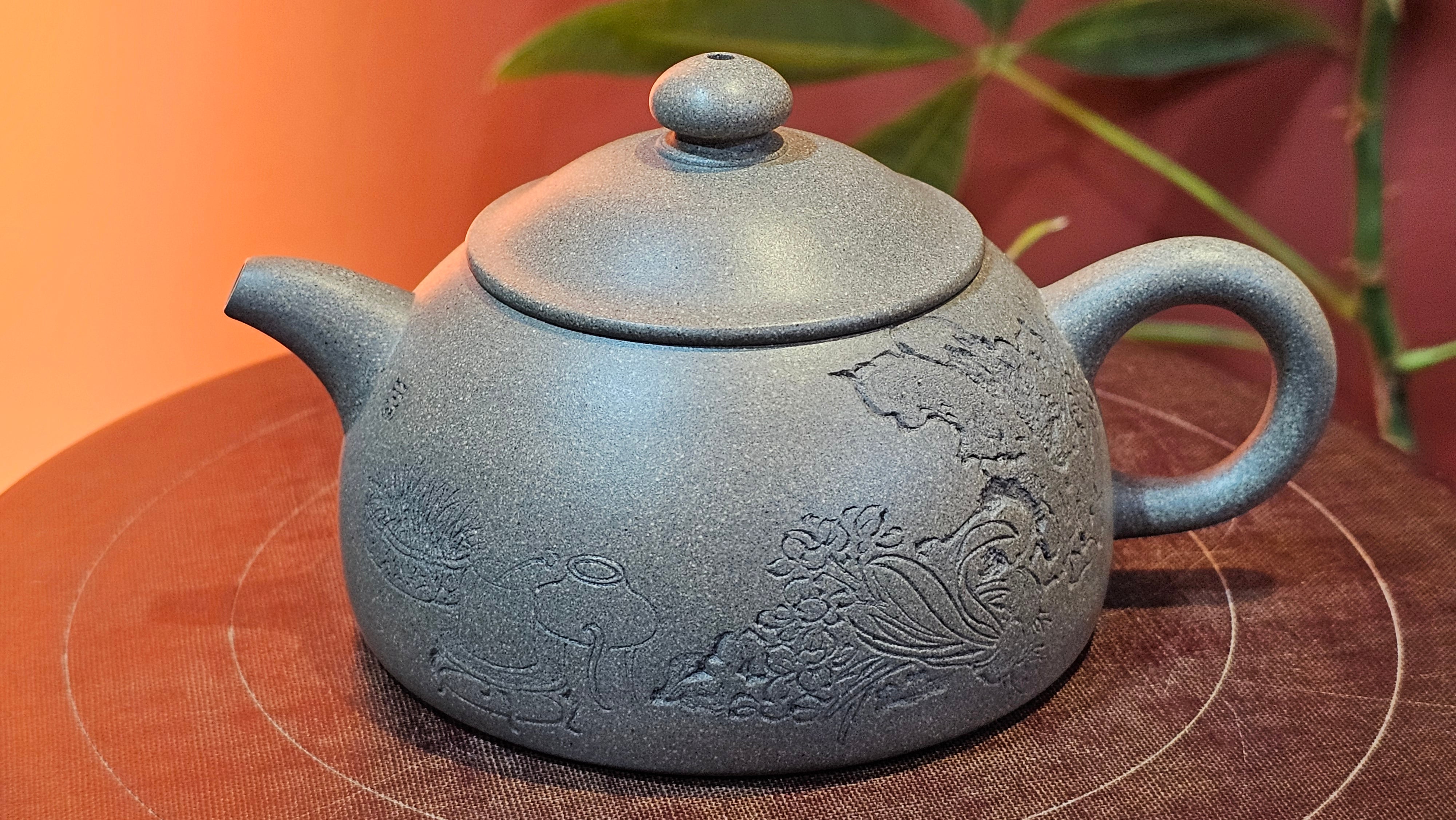 Ban Yue Hu《半月壶》~ "Half Moon Pot", 138.3ml, Qing Hui Duan 青灰段泥, by our Craftsman Zhang Huan 张欢, "Qing Gong Tu" Engraving by Craftsman Nan Shan Lao Ren 南山老人 ~ Congrats to!Tea Sommr A.M., 2054hrs 22nd August 2025, Padua! Italy🇮🇹.