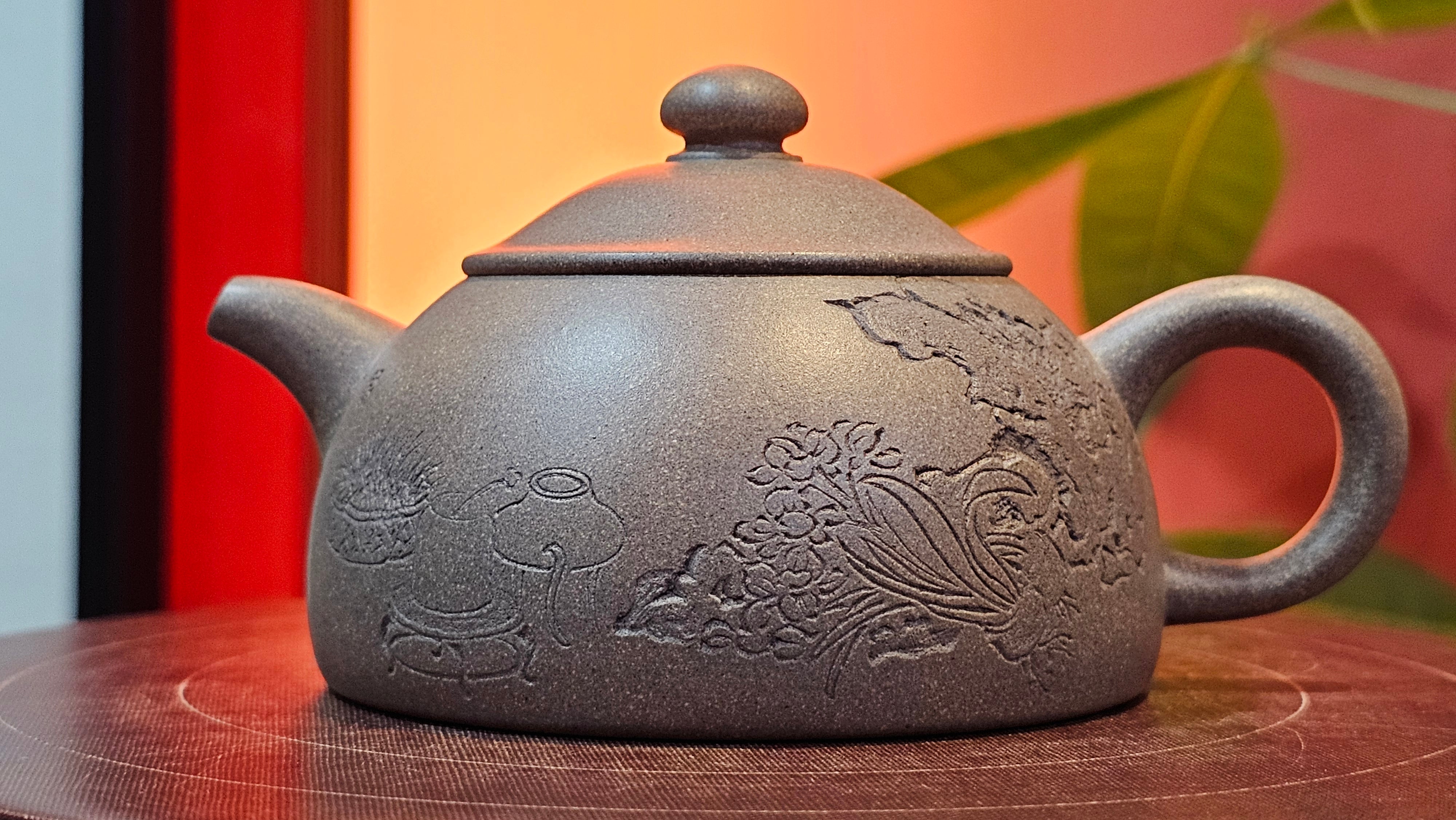Ban Yue Hu《半月壶》~ "Half Moon Pot", 138.3ml, Qing Hui Duan 青灰段泥, by our Craftsman Zhang Huan 张欢, "Qing Gong Tu" Engraving by Craftsman Nan Shan Lao Ren 南山老人 ~ Congrats to!Tea Sommr A.M., 2054hrs 22nd August 2025, Padua! Italy🇮🇹.