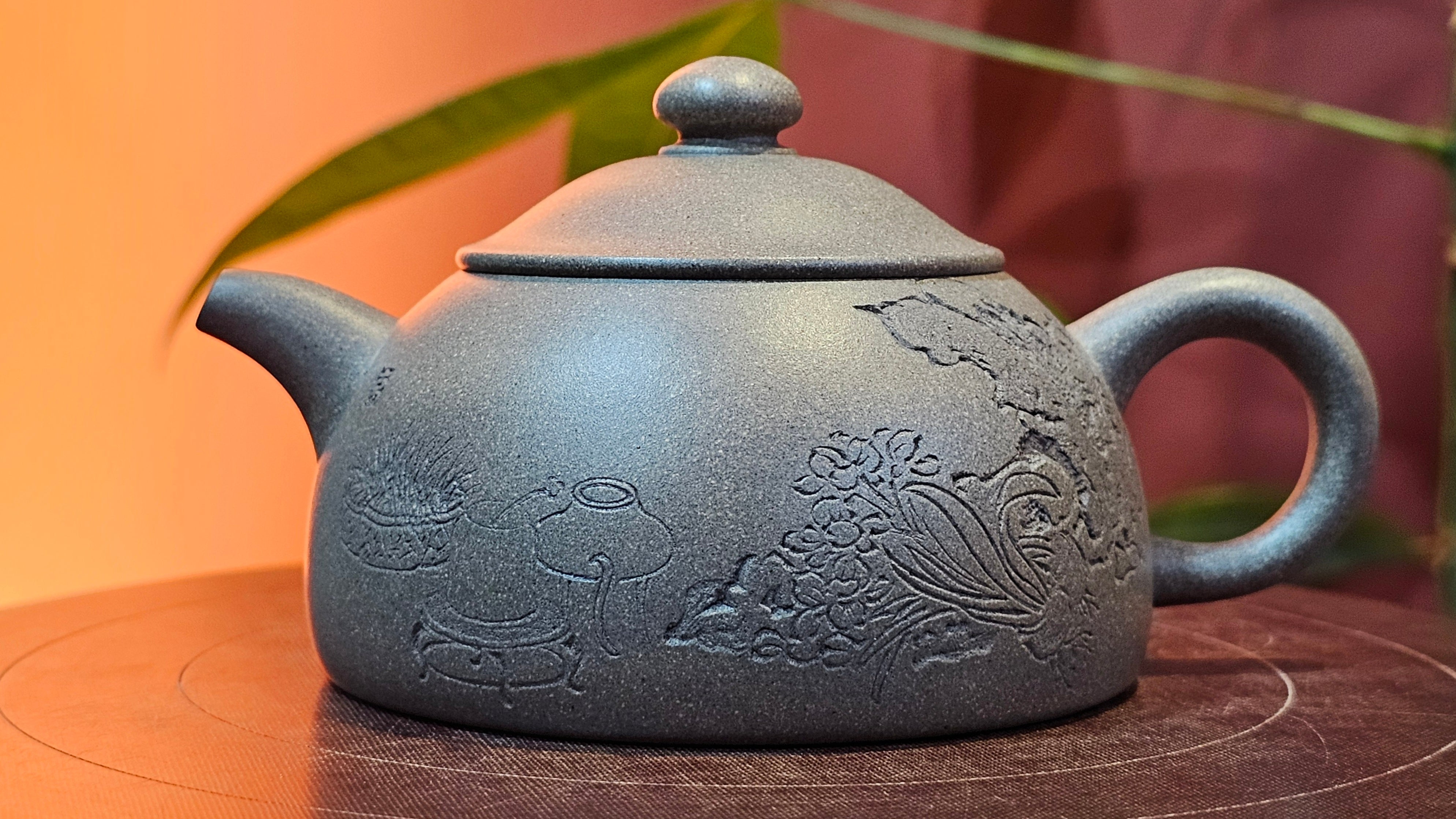 Ban Yue Hu《半月壶》~ "Half Moon Pot", 138.3ml, Qing Hui Duan 青灰段泥, by our Craftsman Zhang Huan 张欢, "Qing Gong Tu" Engraving by Craftsman Nan Shan Lao Ren 南山老人 ~ Congrats to!Tea Sommr A.M., 2054hrs 22nd August 2025, Padua! Italy🇮🇹.