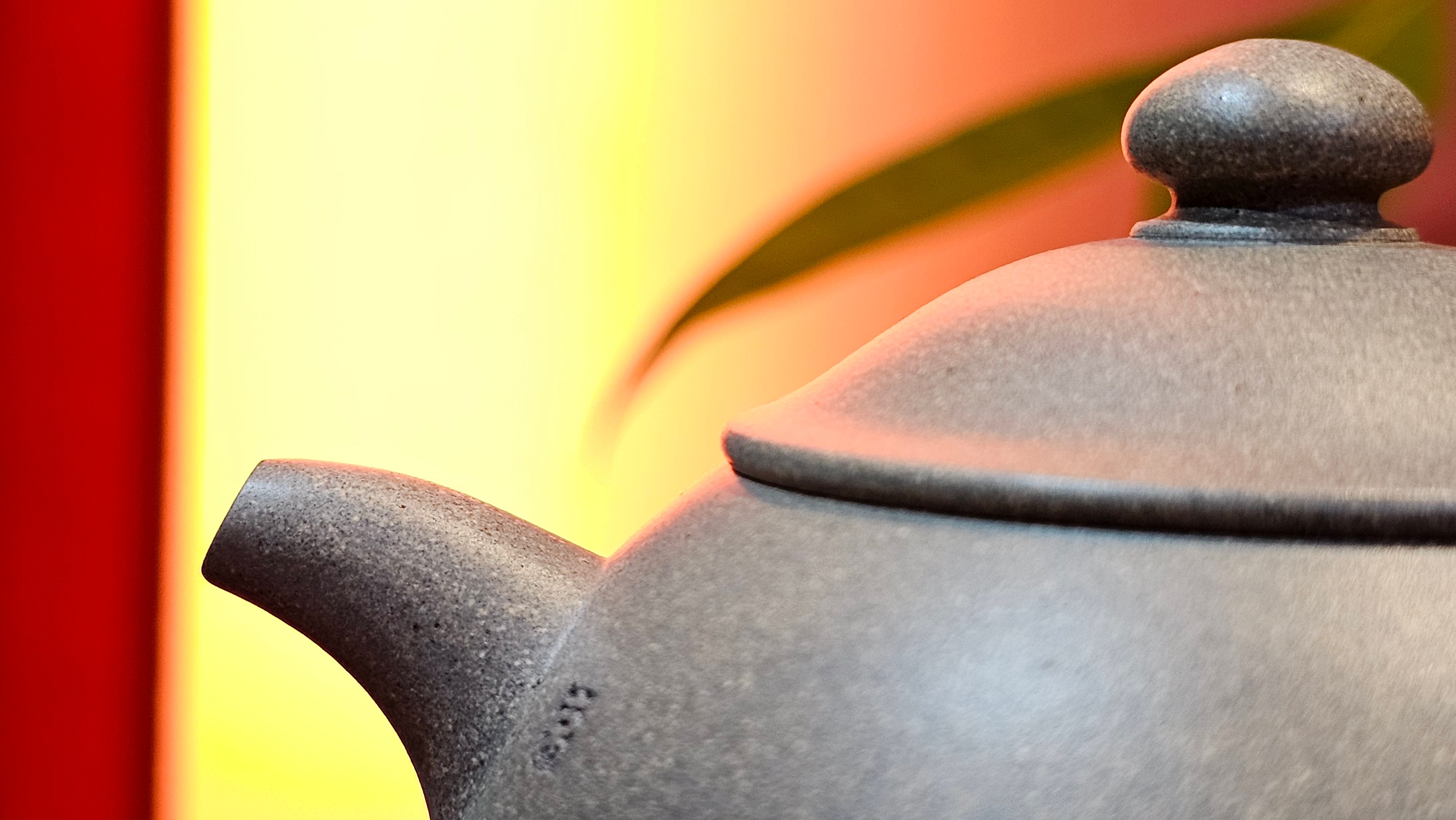 Ban Yue Hu《半月壶》~ "Half Moon Pot", 138.3ml, Qing Hui Duan 青灰段泥, by our Craftsman Zhang Huan 张欢, "Qing Gong Tu" Engraving by Craftsman Nan Shan Lao Ren 南山老人 ~ Congrats to!Tea Sommr A.M., 2054hrs 22nd August 2025, Padua! Italy🇮🇹.