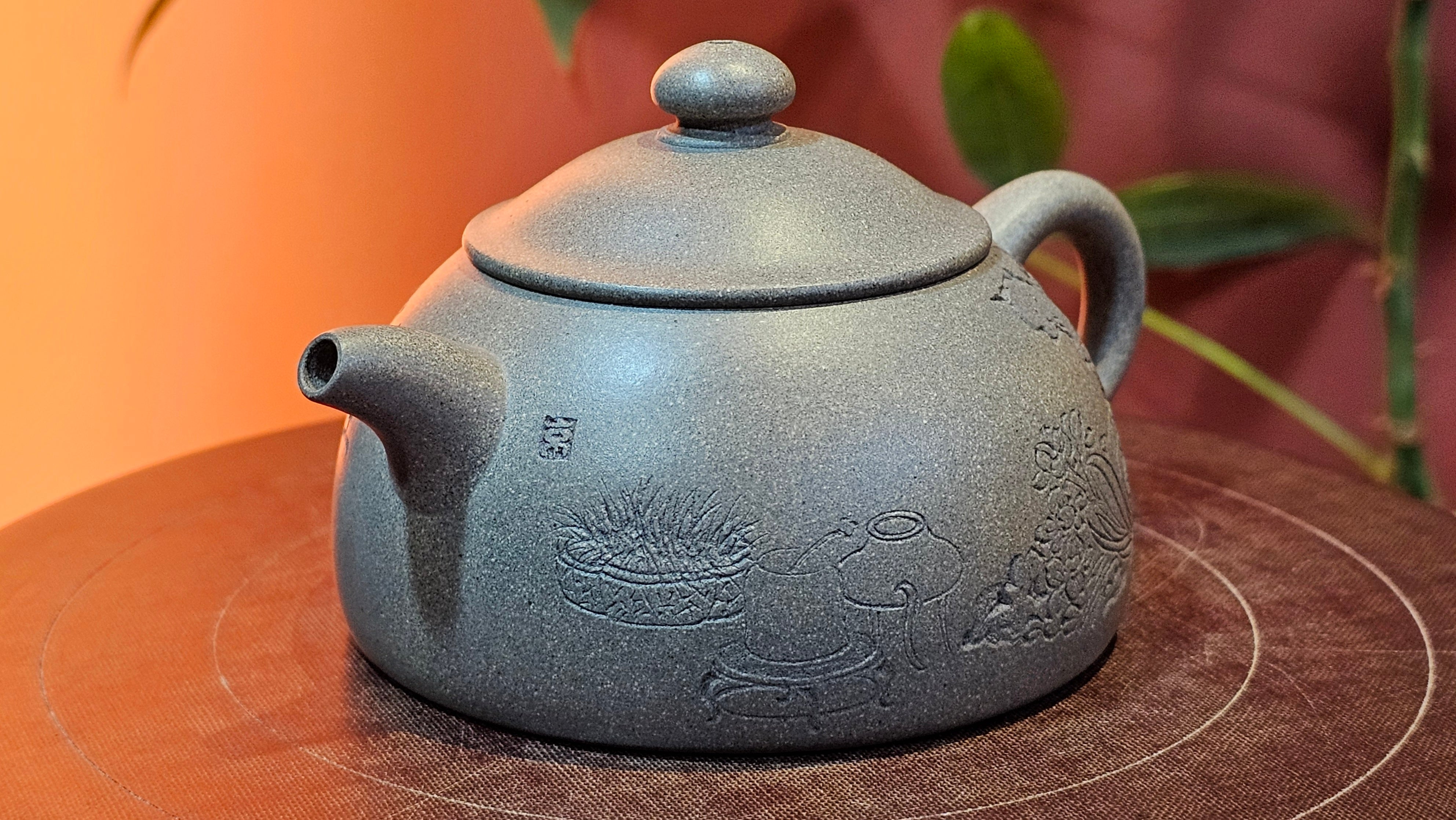 Ban Yue Hu《半月壶》~ "Half Moon Pot", 138.3ml, Qing Hui Duan 青灰段泥, by our Craftsman Zhang Huan 张欢, "Qing Gong Tu" Engraving by Craftsman Nan Shan Lao Ren 南山老人 ~ Congrats to!Tea Sommr A.M., 2054hrs 22nd August 2025, Padua! Italy🇮🇹.