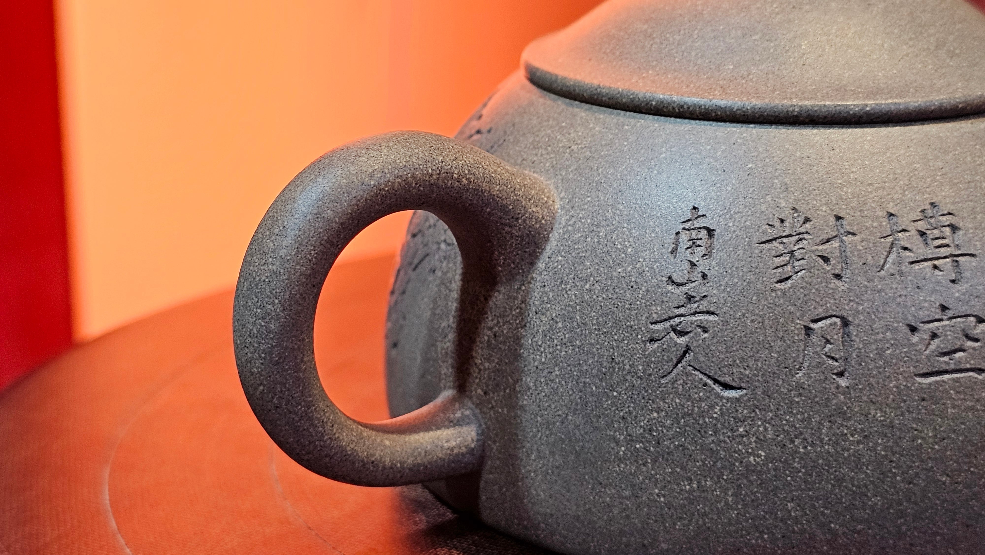 Ban Yue Hu《半月壶》~ "Half Moon Pot", 138.3ml, Qing Hui Duan 青灰段泥, by our Craftsman Zhang Huan 张欢, "Qing Gong Tu" Engraving by Craftsman Nan Shan Lao Ren 南山老人 ~ Congrats to!Tea Sommr A.M., 2054hrs 22nd August 2025, Padua! Italy🇮🇹.