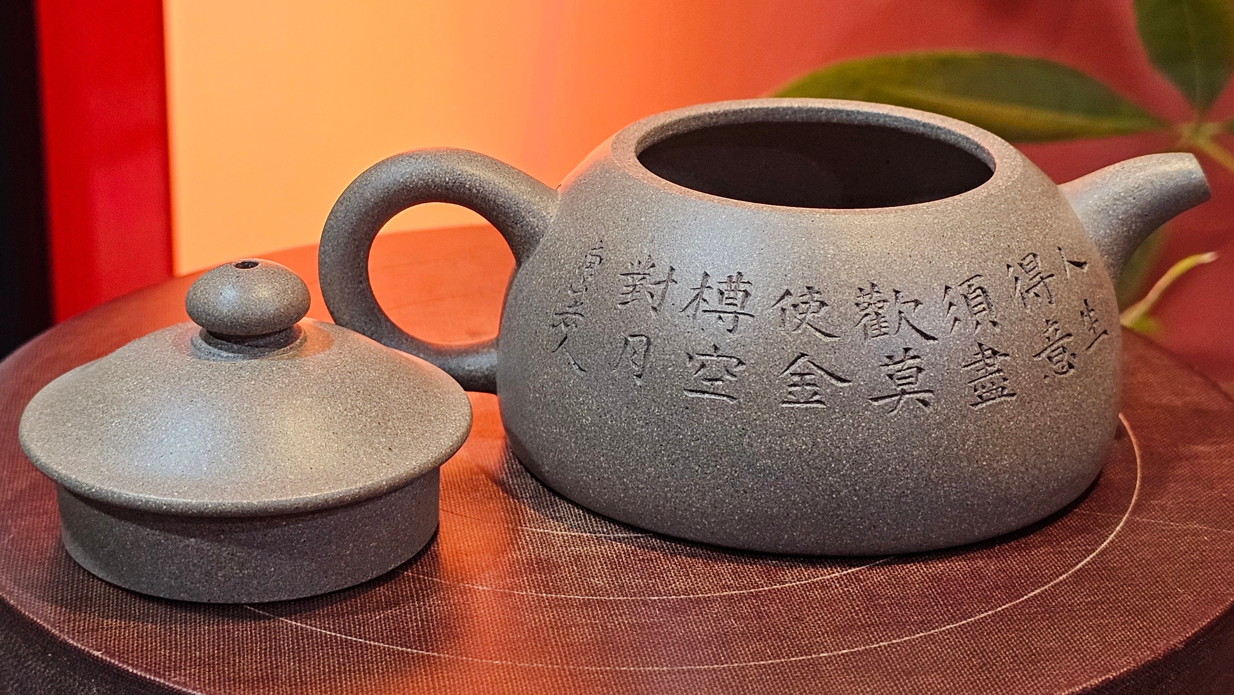 Ban Yue Hu《半月壶》~ "Half Moon Pot", 138.3ml, Qing Hui Duan 青灰段泥, by our Craftsman Zhang Huan 张欢, "Qing Gong Tu" Engraving by Craftsman Nan Shan Lao Ren 南山老人 ~ Congrats to!Tea Sommr A.M., 2054hrs 22nd August 2025, Padua! Italy🇮🇹.