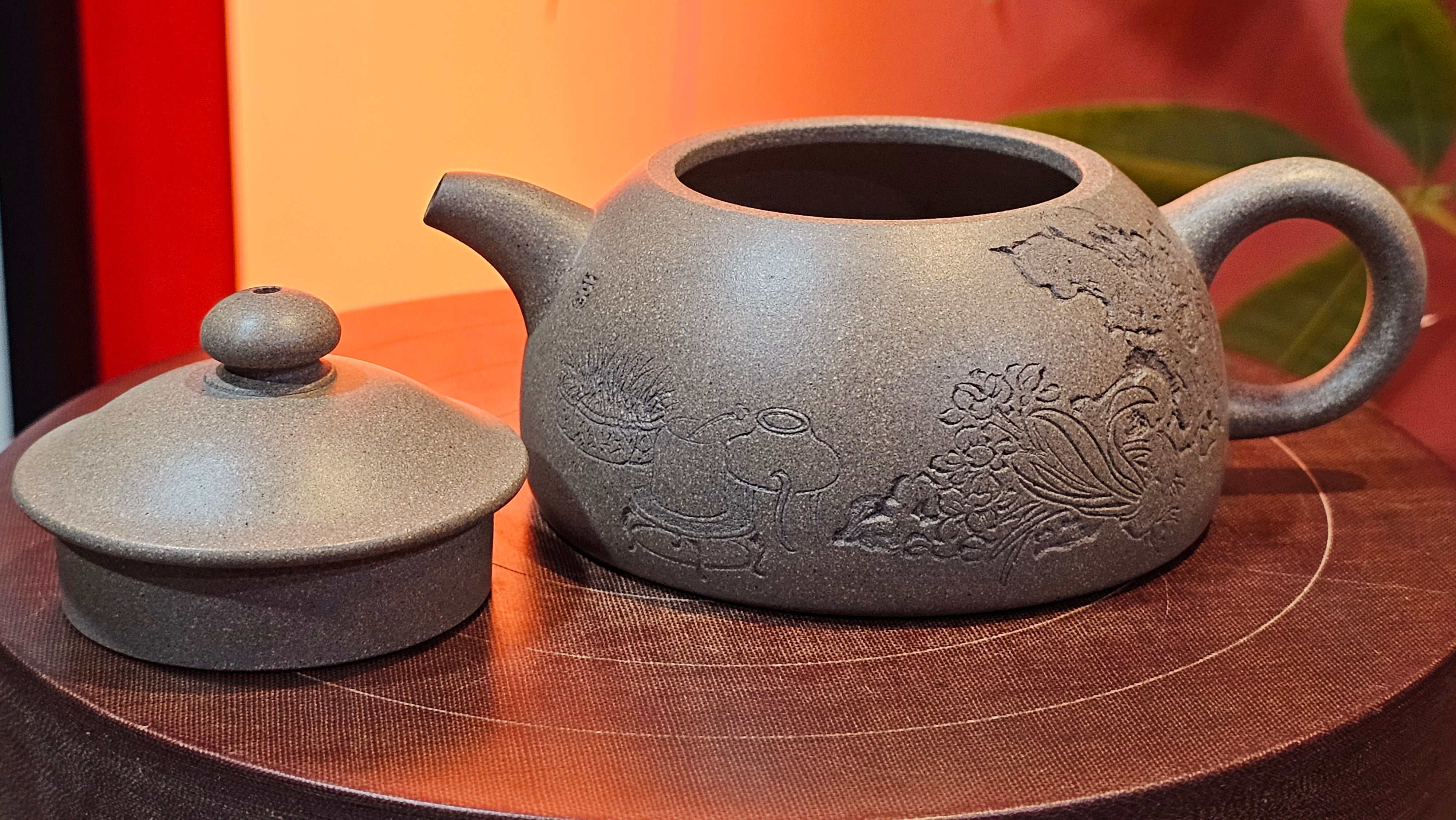 Ban Yue Hu《半月壶》~ "Half Moon Pot", 138.3ml, Qing Hui Duan 青灰段泥, by our Craftsman Zhang Huan 张欢, "Qing Gong Tu" Engraving by Craftsman Nan Shan Lao Ren 南山老人 ~ Congrats to!Tea Sommr A.M., 2054hrs 22nd August 2025, Padua! Italy🇮🇹.