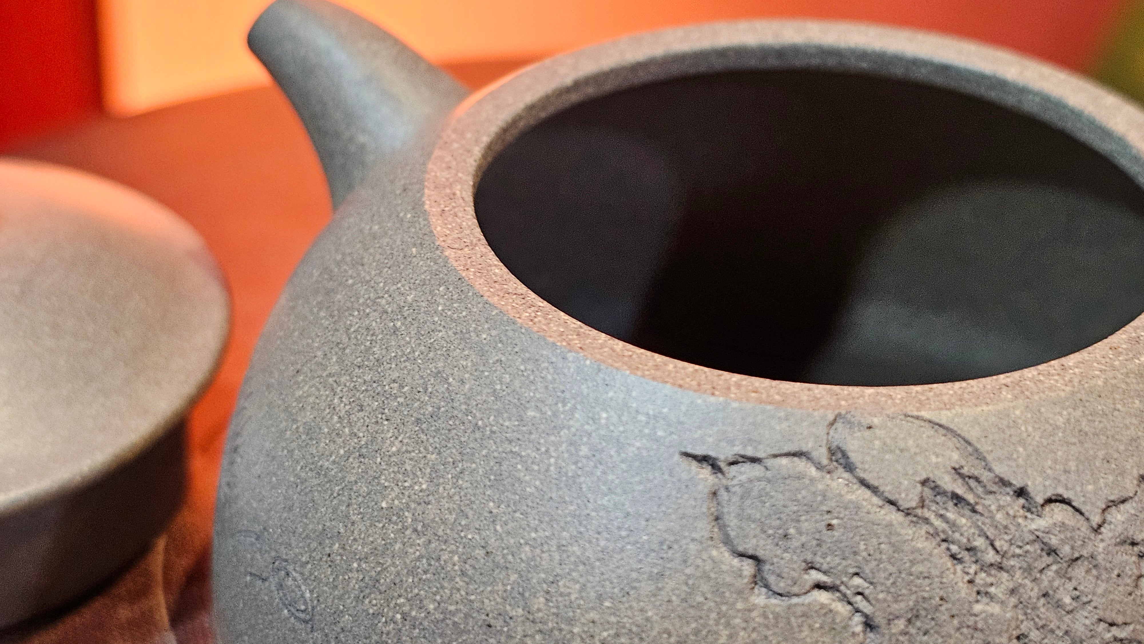 Ban Yue Hu《半月壶》~ "Half Moon Pot", 138.3ml, Qing Hui Duan 青灰段泥, by our Craftsman Zhang Huan 张欢, "Qing Gong Tu" Engraving by Craftsman Nan Shan Lao Ren 南山老人 ~ Congrats to!Tea Sommr A.M., 2054hrs 22nd August 2025, Padua! Italy🇮🇹.