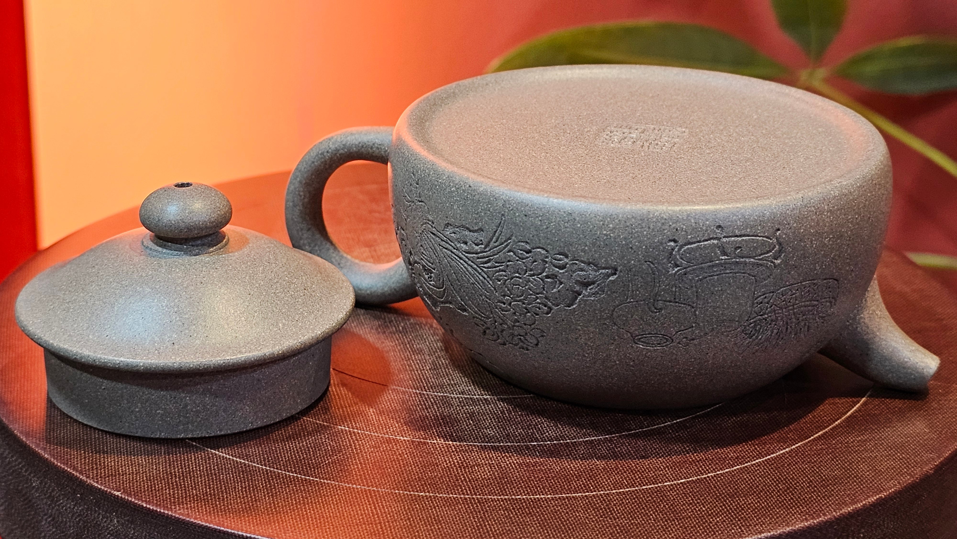 Ban Yue Hu《半月壶》~ "Half Moon Pot", 138.3ml, Qing Hui Duan 青灰段泥, by our Craftsman Zhang Huan 张欢, "Qing Gong Tu" Engraving by Craftsman Nan Shan Lao Ren 南山老人 ~ Congrats to!Tea Sommr A.M., 2054hrs 22nd August 2025, Padua! Italy🇮🇹.