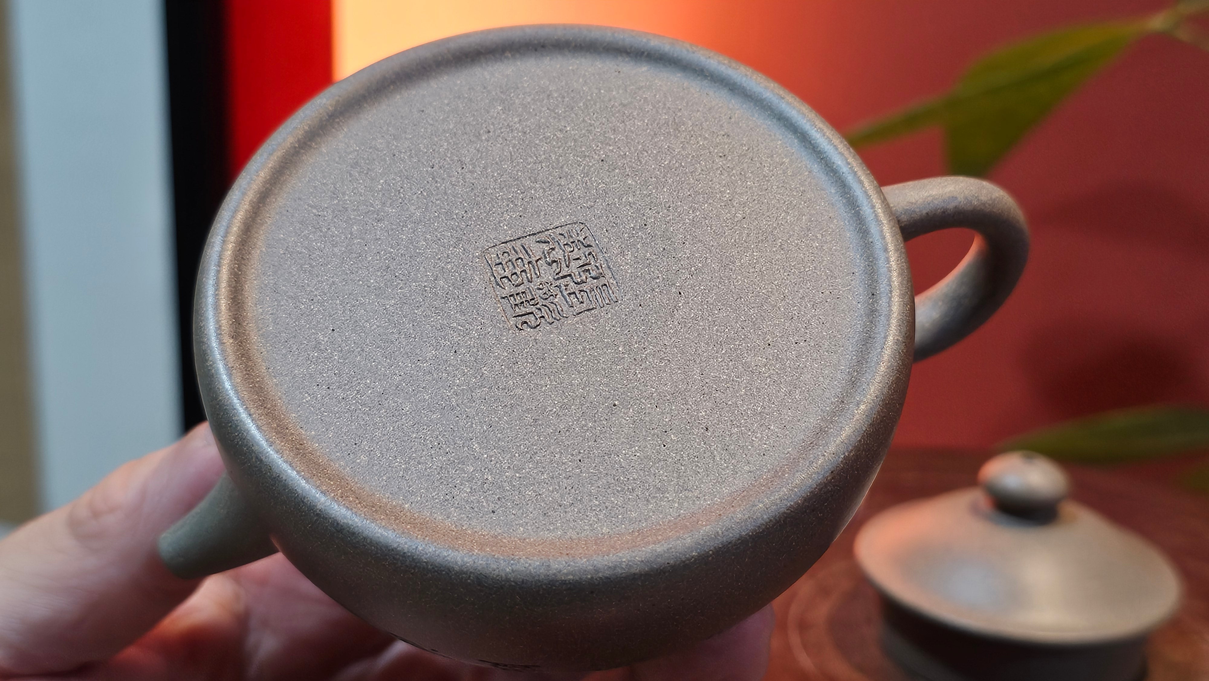 Ban Yue Hu《半月壶》~ "Half Moon Pot", 138.3ml, Qing Hui Duan 青灰段泥, by our Craftsman Zhang Huan 张欢, "Qing Gong Tu" Engraving by Craftsman Nan Shan Lao Ren 南山老人 ~ Congrats to!Tea Sommr A.M., 2054hrs 22nd August 2025, Padua! Italy🇮🇹.