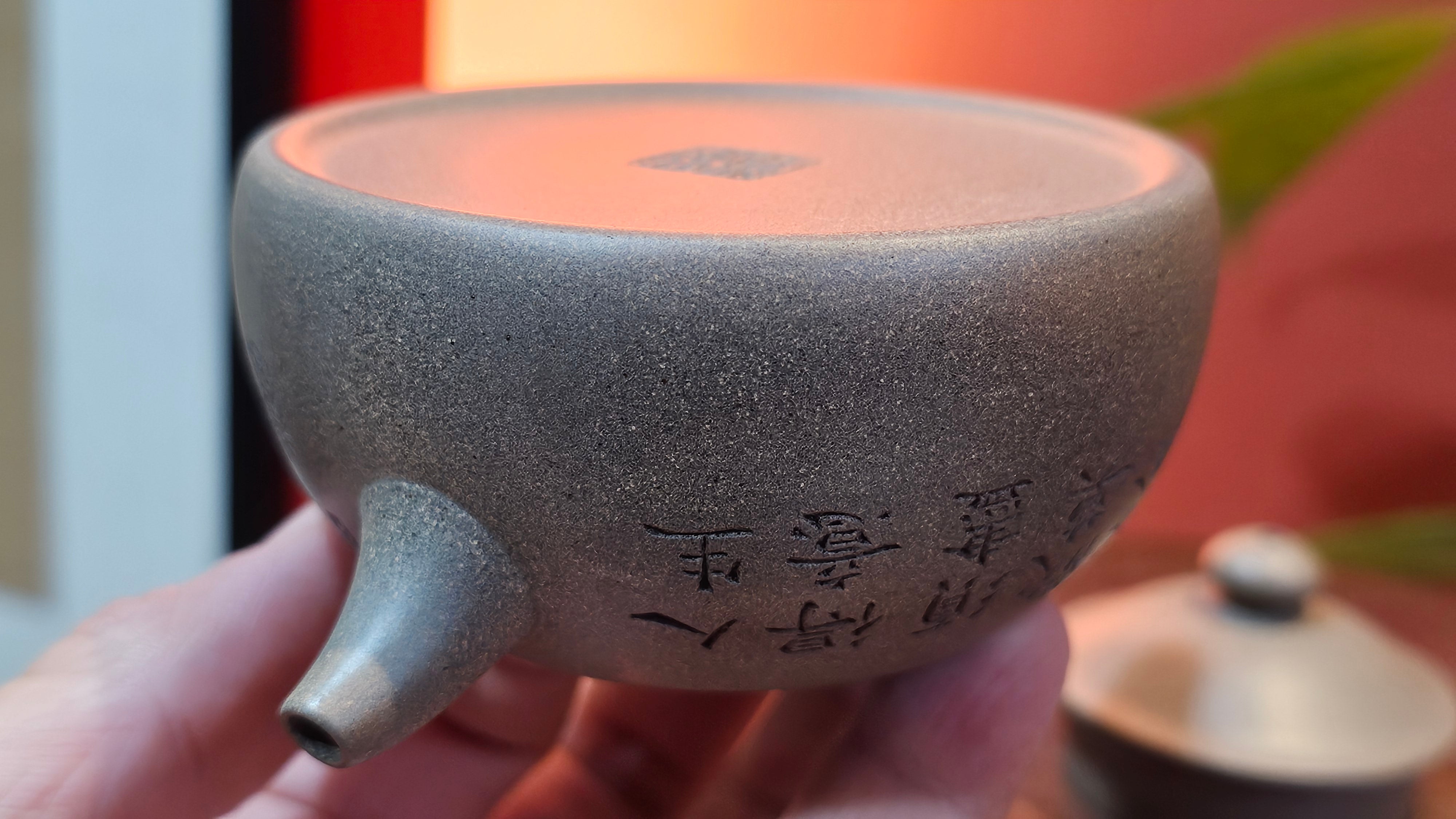 Ban Yue Hu《半月壶》~ "Half Moon Pot", 138.3ml, Qing Hui Duan 青灰段泥, by our Craftsman Zhang Huan 张欢, "Qing Gong Tu" Engraving by Craftsman Nan Shan Lao Ren 南山老人 ~ Congrats to!Tea Sommr A.M., 2054hrs 22nd August 2025, Padua! Italy🇮🇹.
